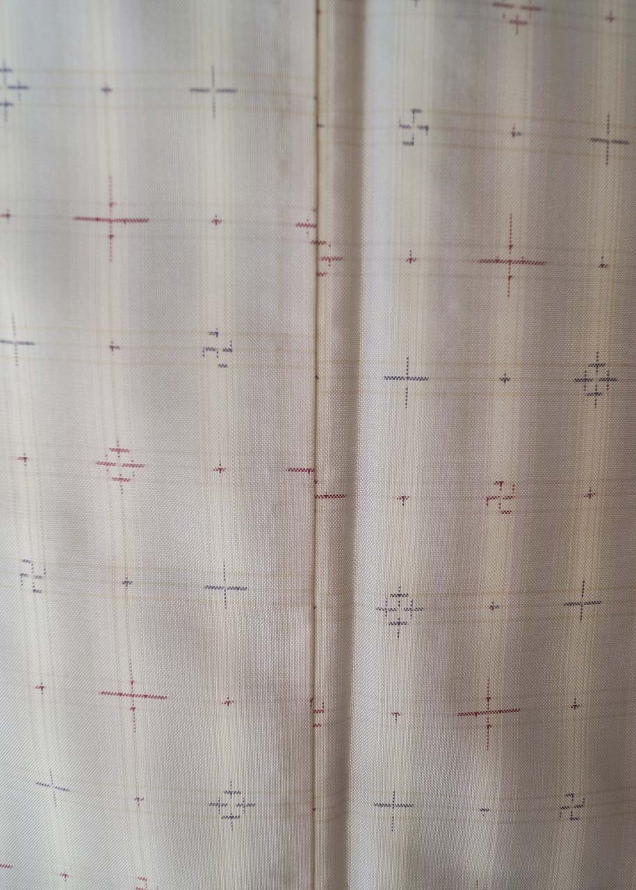 【袷】暁鼠色×胡粉色 格子に絣文 紬 胴抜き仕立て