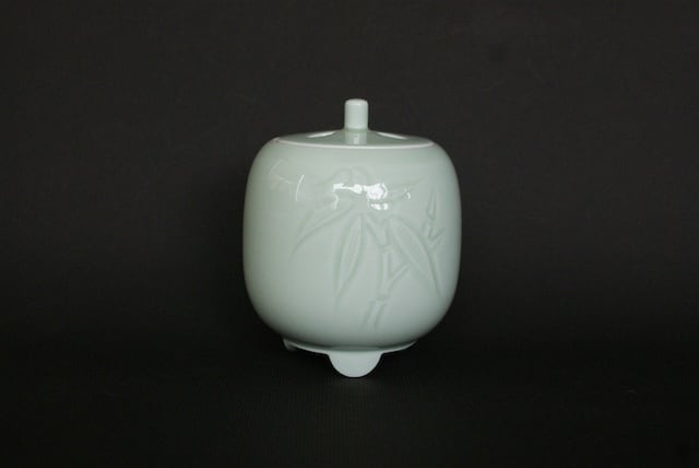 井上萬二作 香炉 白磁笹彫文(Incense burner/White porcelain by Inoue