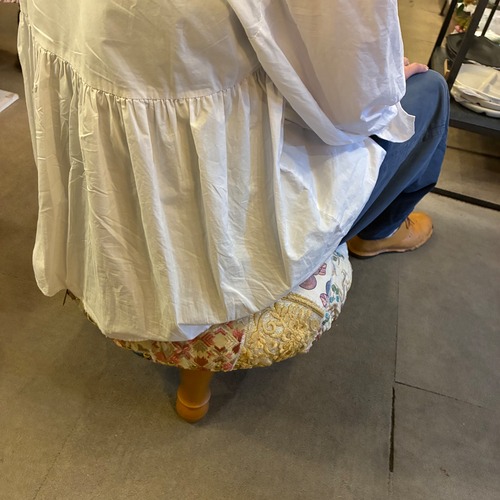 India Zari patchwork stool Pink　インド　ザリパッチワークスツール　ホワイト　A　家具　椅子　カンバディア　チェア　ザリ刺繍　オットマン　ヴィンテージサリー