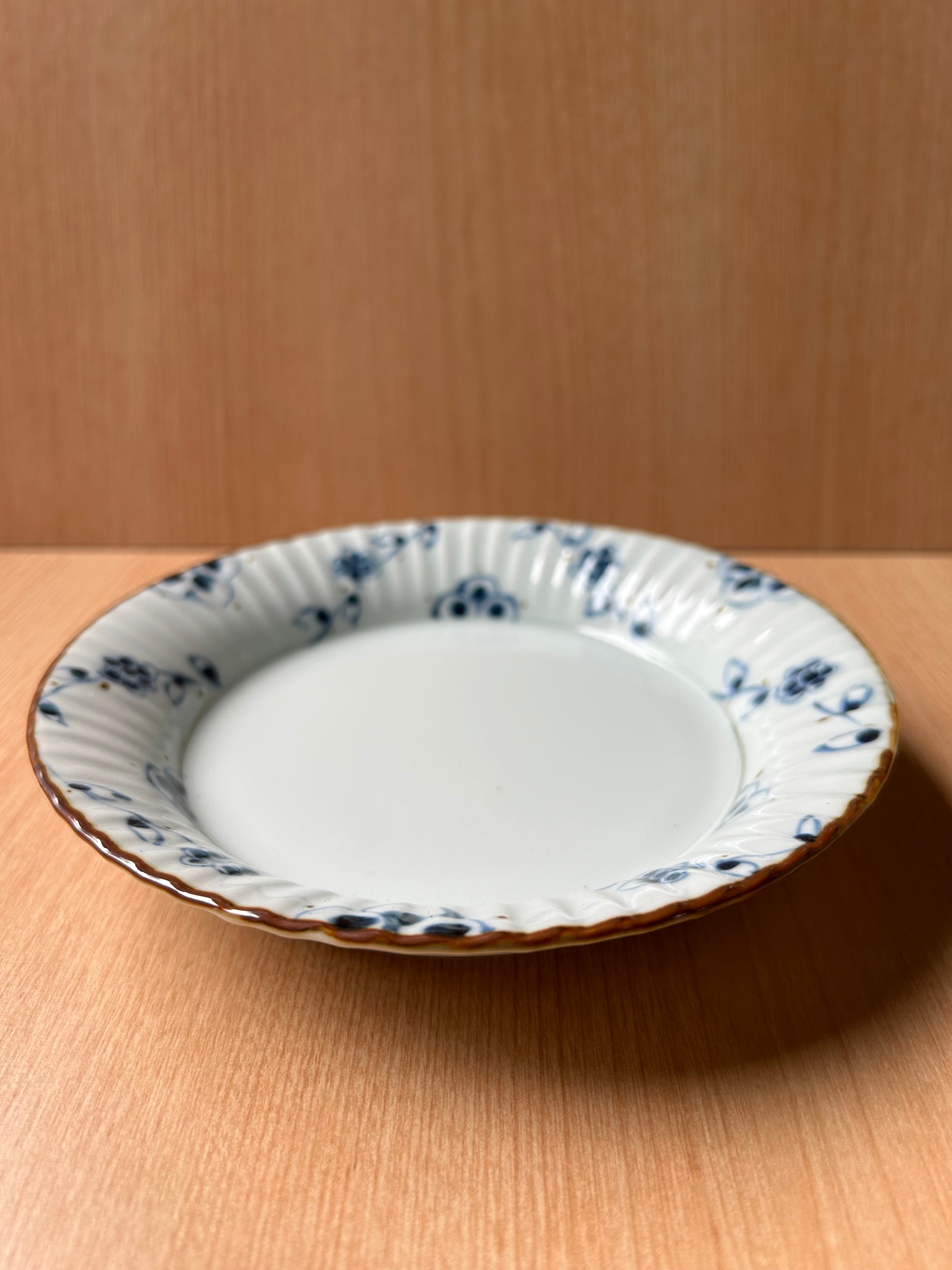 つる花唐草渕彫皿 | 有田焼 緒方陶園オンラインショップ