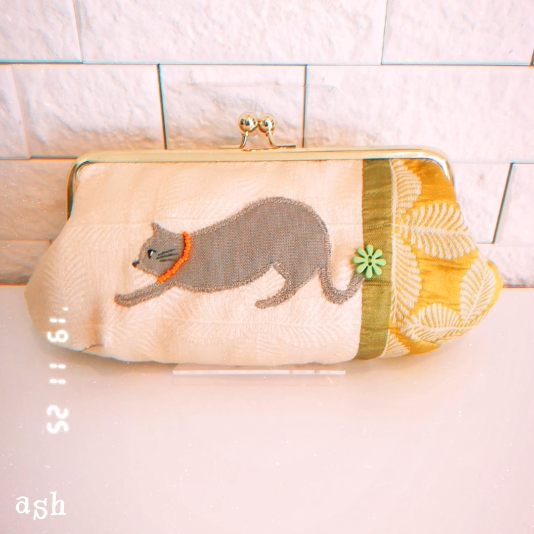 がま口ポーチ 猫 ロシアンブルー う～んと伸びをする太目猫さん