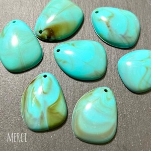 【4個】アクリルターコイズ風変形チャーム/パーツ/ドロップ
