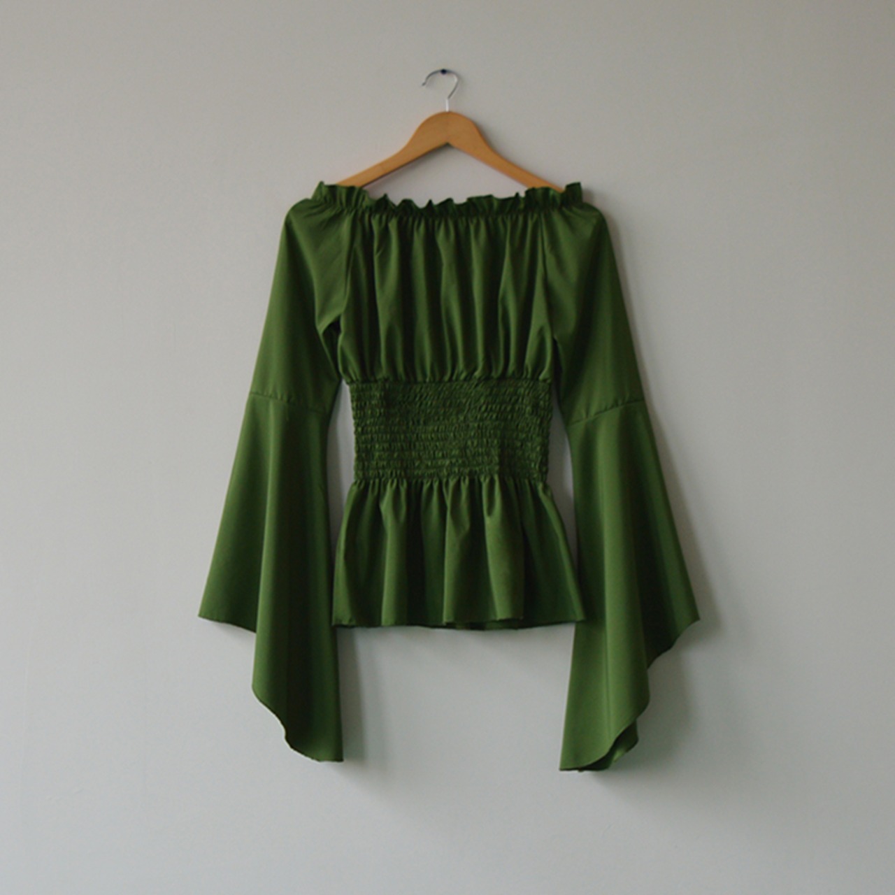 フォーチュンテラー　オフショルダーシャーリングトップス　M23468