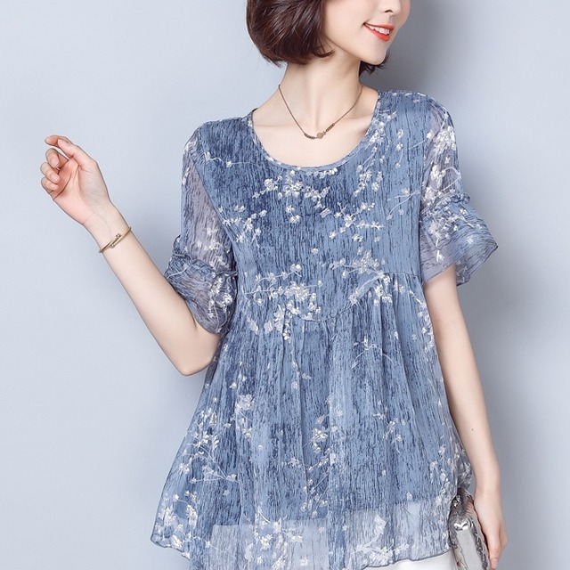 トップス レディース 送料無料 3色 シャツ ブラウス クロップトップ ショート丈 半袖 襟なし クルーネック パフスリーブ フリル 花柄 水彩 ゆったり 透け感 抜け感 こなれ感 シック クール かっこいい 個性的 華やか 派手 無地 春 春服 春物 秋 秋服 秋物 10代 20代 普段使い 重ね着 着回し おしゃれ お洒落 ラフ カジュアル 前開き シルバー 銀 ブラック 黒 グレー 灰色 涼し 通気性 薄手 ポリエステル シフォン シフォンシャツ ワイド 存在感 モード系 エキゾチック デート