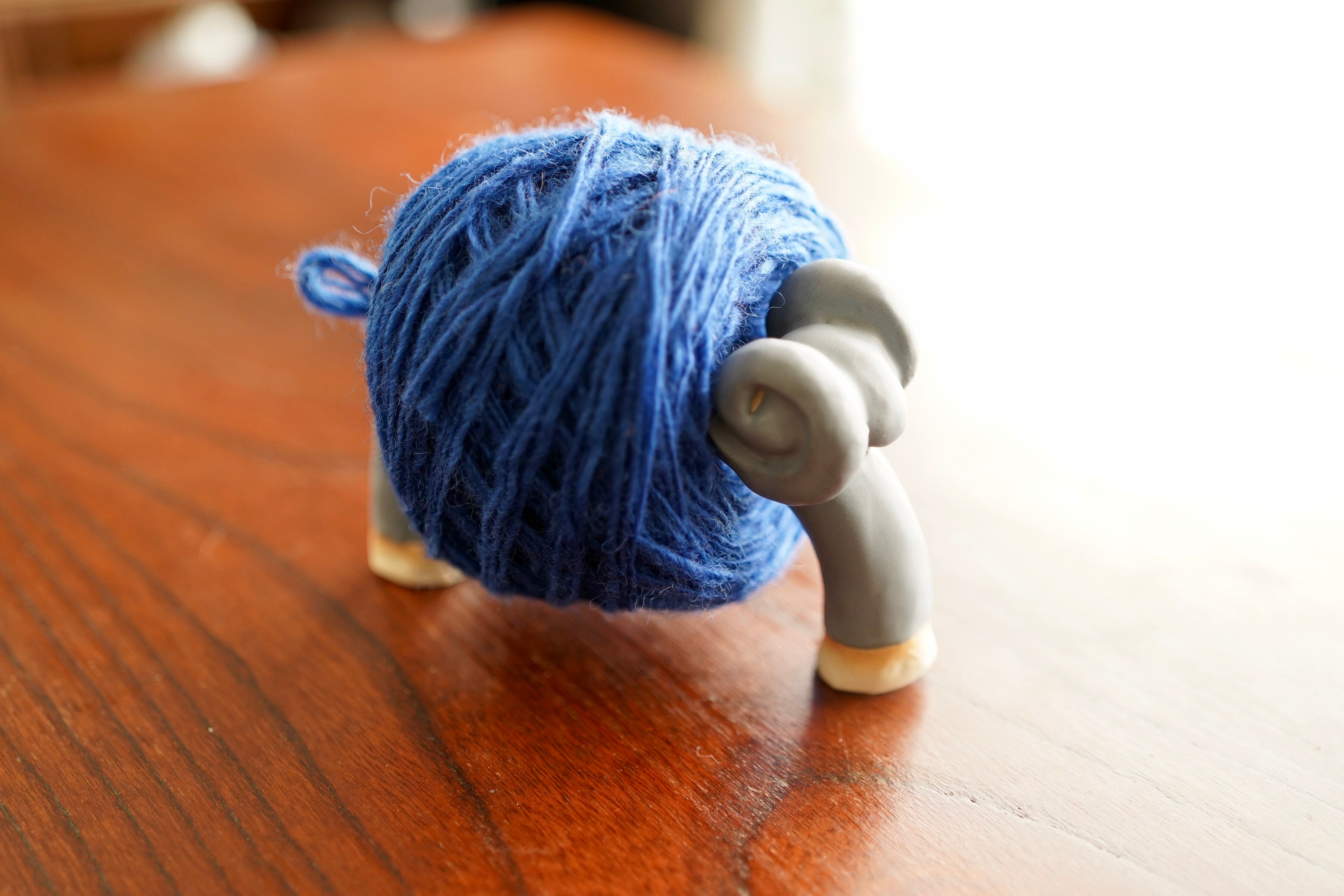 ヒマラヤの羊をモチーフにした陶器のオブジェC_グレーxブルー_糸巻き_飾れる置物_一点物