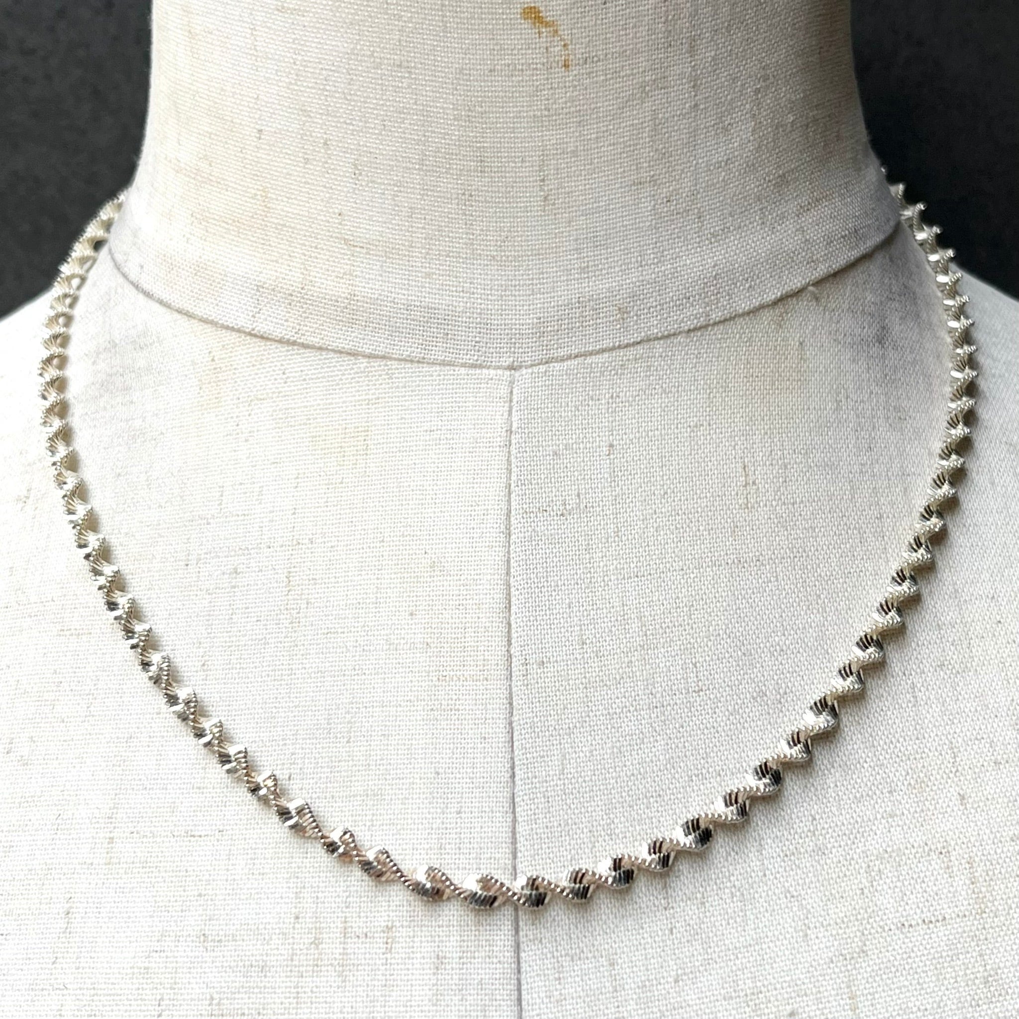 VALENTINO SQUARE PLATE PENDANT NECKLACE/シルバー/ネックレス