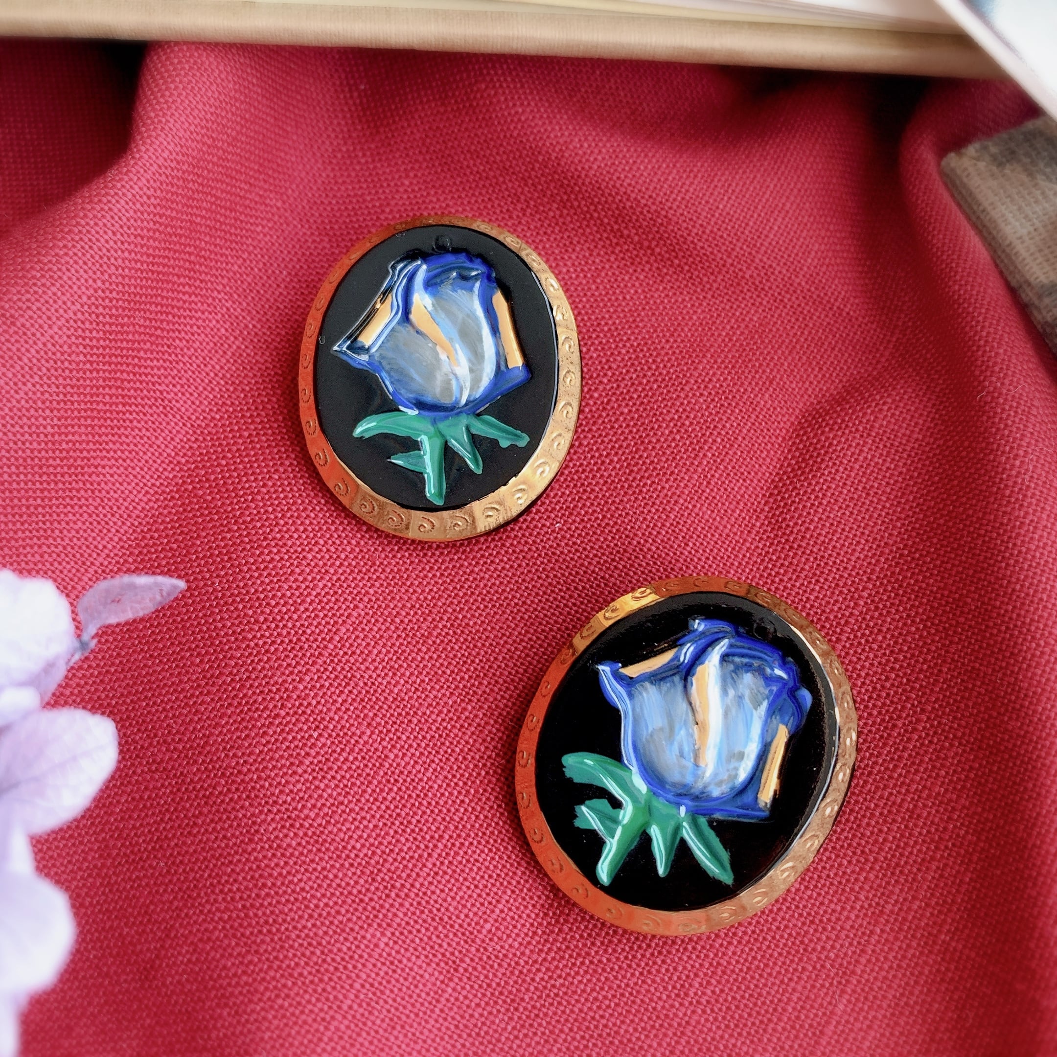 サファイアの夜明け】チェコガラスのブローチ / ブルー チューリップ