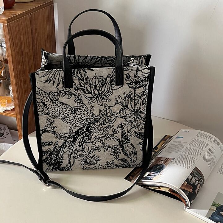 バッグ レディース トートバッグ ショルダーバッグ ショルダー トート ジャカード ゴブラン 花柄 フラワー 熱帯 アニマル トロピカル モダン クール 韓国 ハンドル 可愛い かわいい 大人可愛い かっこいい カッコイイ 大人 上品 リラックス ガーリー マニッシュ メンズライク 大容量 10代 20代 30代 40代 50代 送料無料 フリーサイズ デート 女子会 旅行 イベント 食事会 通勤 通学 オフィス 流行 トレンド ストラップ モノトーン シック ベーシック