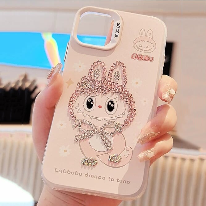 ピンク系 可愛い!ピンク色のラブブ Labubu キラキラストーン ふわふわ縁 iPhone ケース 全面保護 抜群の手触り 防衝撃/16Pro Max対応