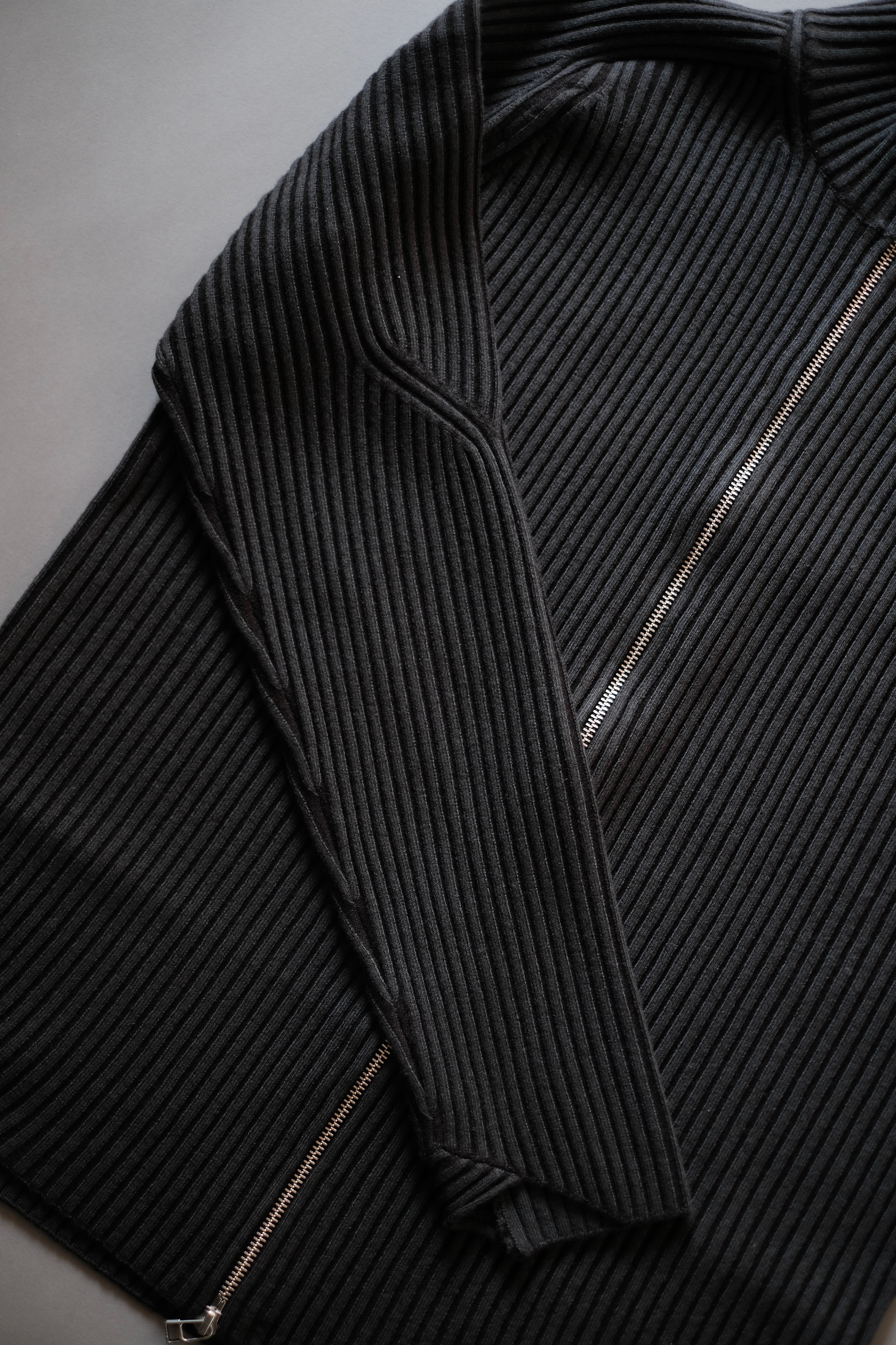 OMAR AFRIDI / ARTICULATED DRIVERS KNIT SWEATER | LIVING