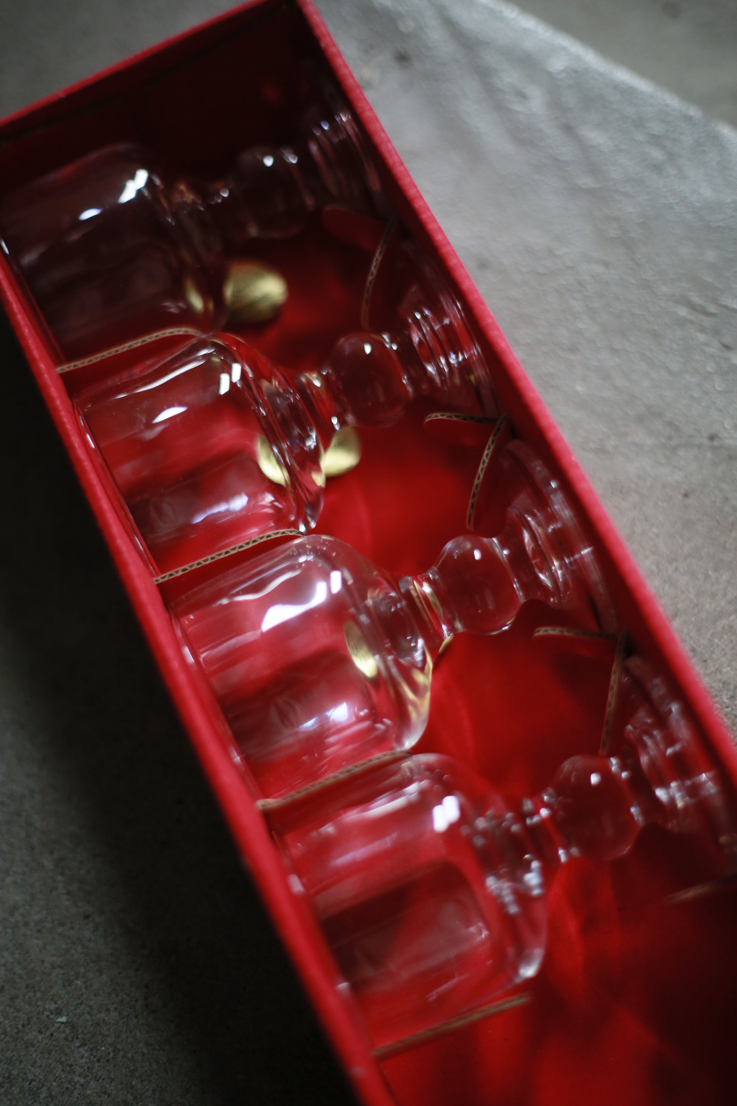 古いフランスの脚付きグラス