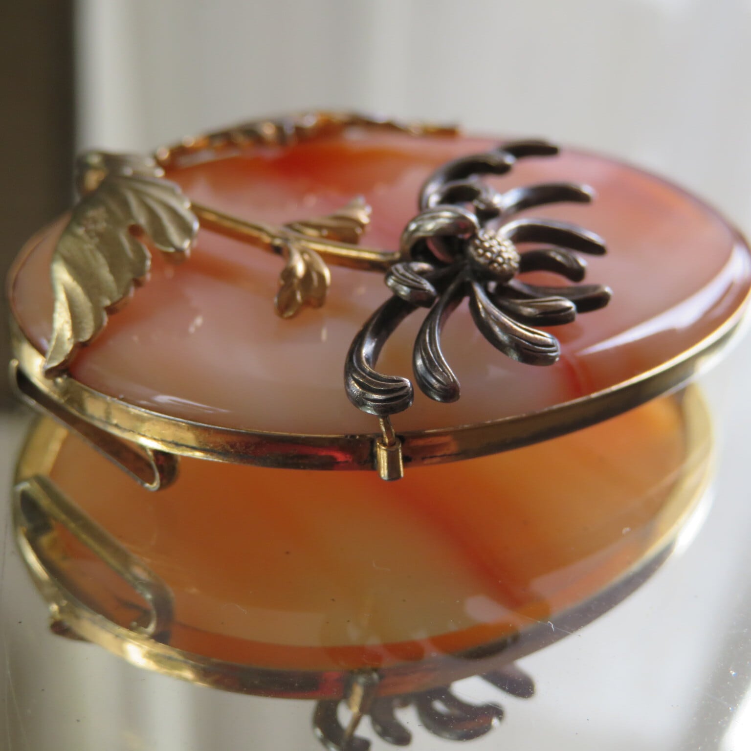 アンティーク　瑪瑙の月に立ち菊の帯留め