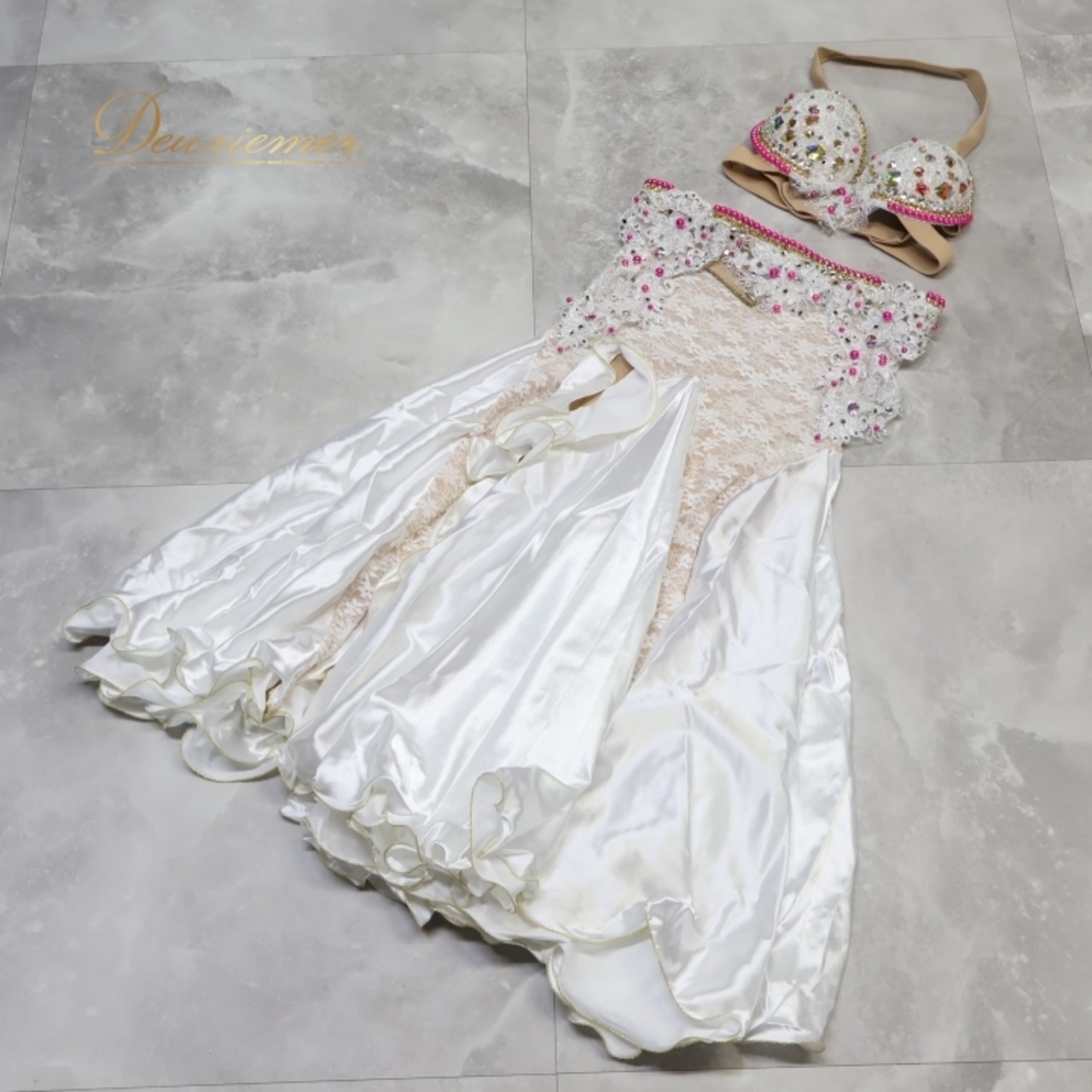 ベリーダンス オリエンタル 衣装 上下セット ホワイト系 トップス スカート ベルト ラインストーン」ビーズ 豪華 装飾 白 金 レース 上品 明るい 花 華やか かわいい ダンス衣装 フリル イベント ステージ キラキラ ピンク系 ゴールド系