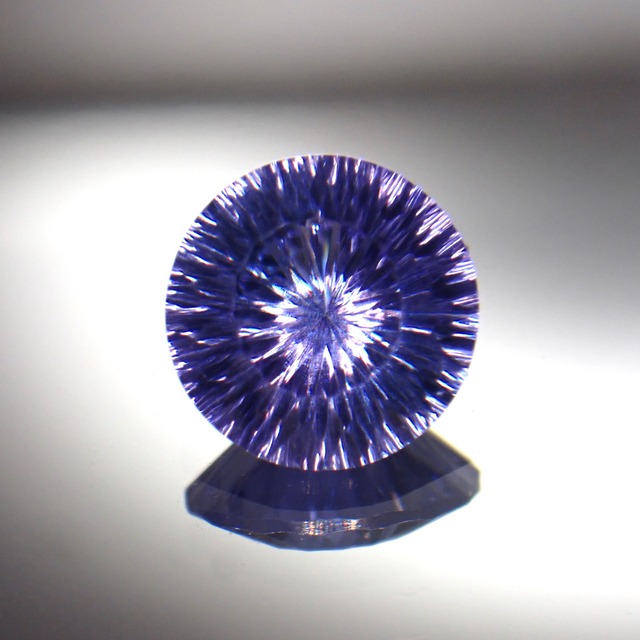 【Radiant Kiriko Cut™️】神秘の美が輝く、蒼紫の誘惑　0.77ct 天然タンザナイト