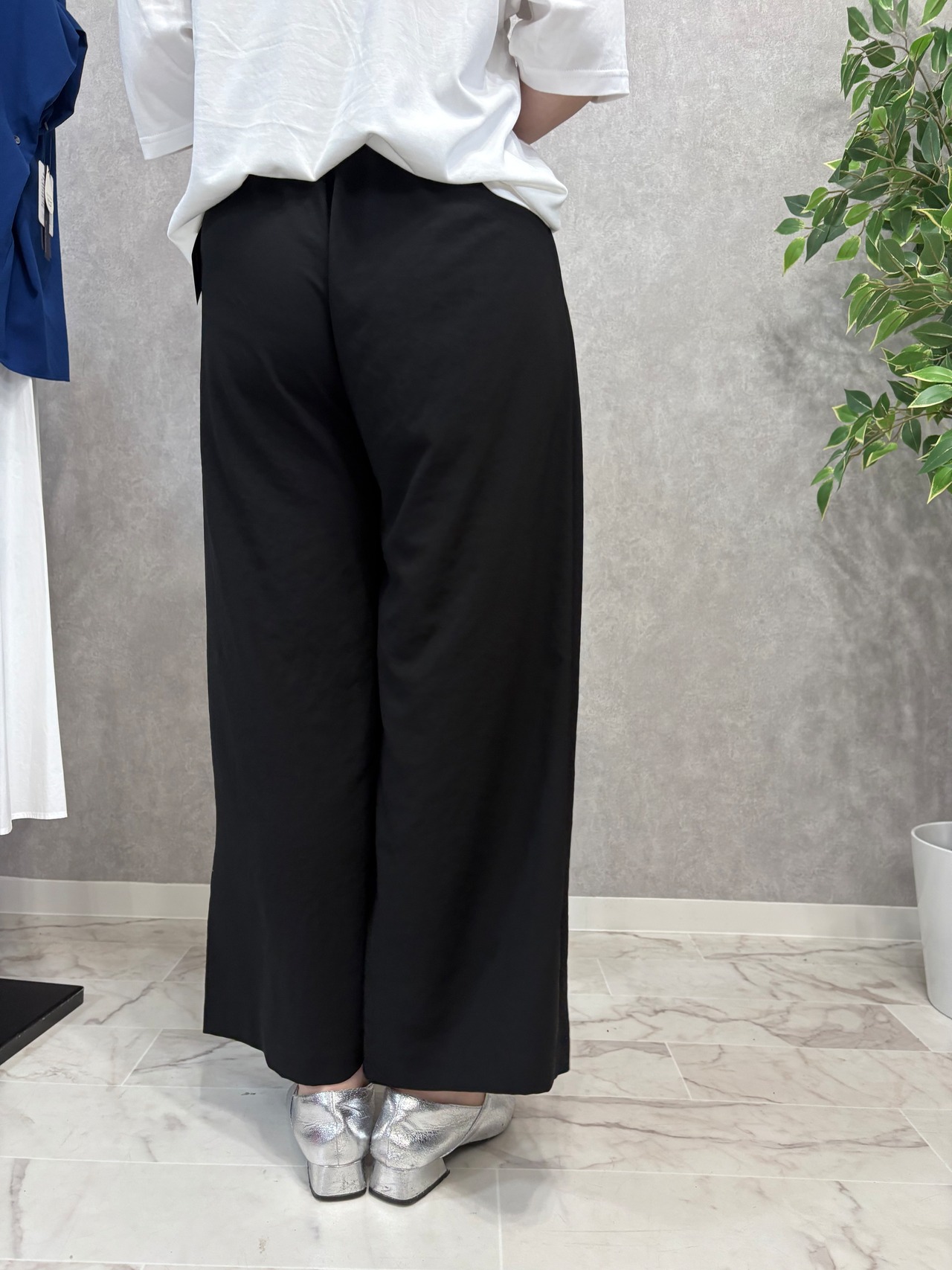 【atelier six】ノルディス　タックワイドパンツ　21269601