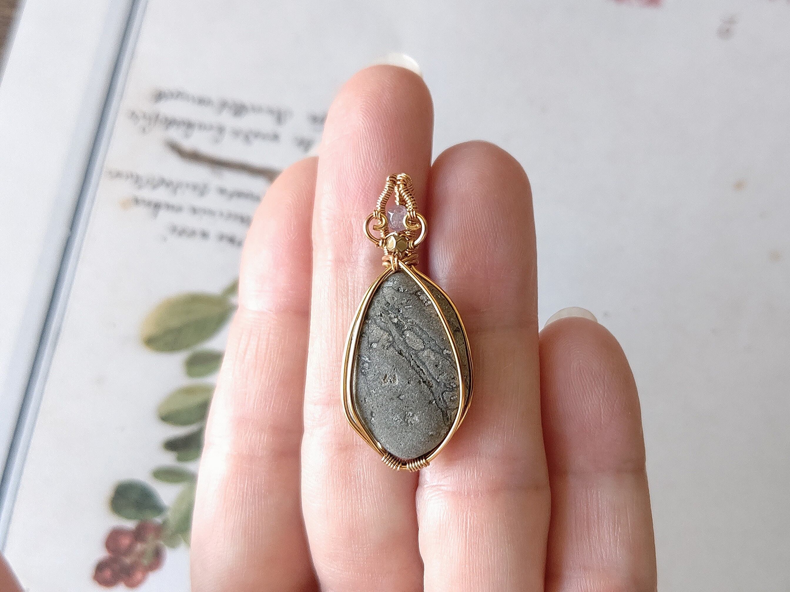 梅幻郷 石ころアクセサリー ワイヤーラッピング ペンダントトップ | Pay ID