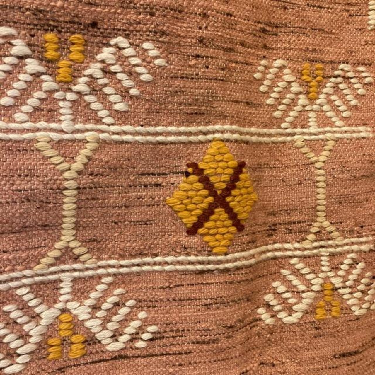 TOPANGA Homefurnishing　トライバルエンブロイダリーウールフロアラグマット　ピンク　140×200cm　フロアマット　羊毛　刺繍　二人掛けソファ