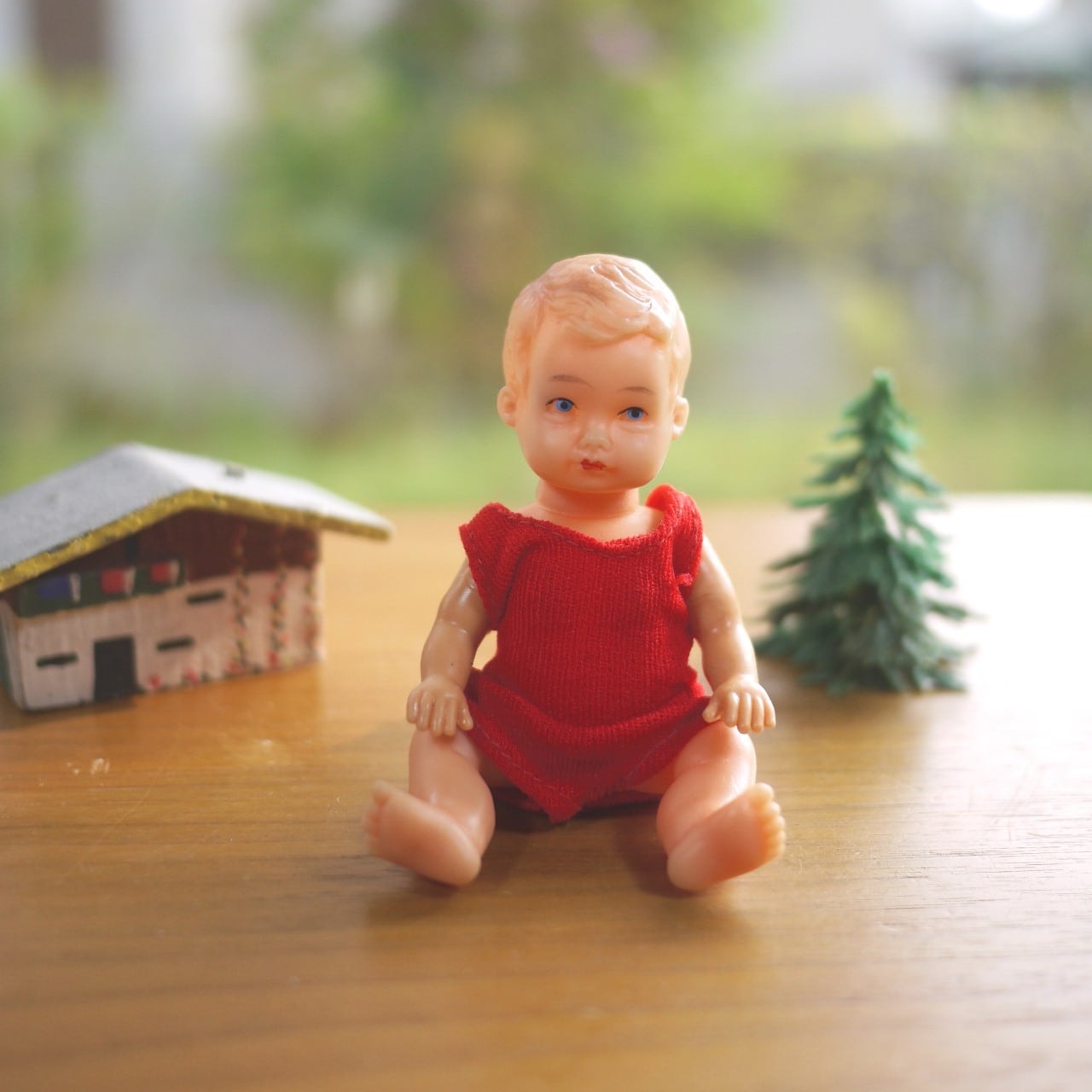 赤いロンパースの赤ちゃん E.S puppe