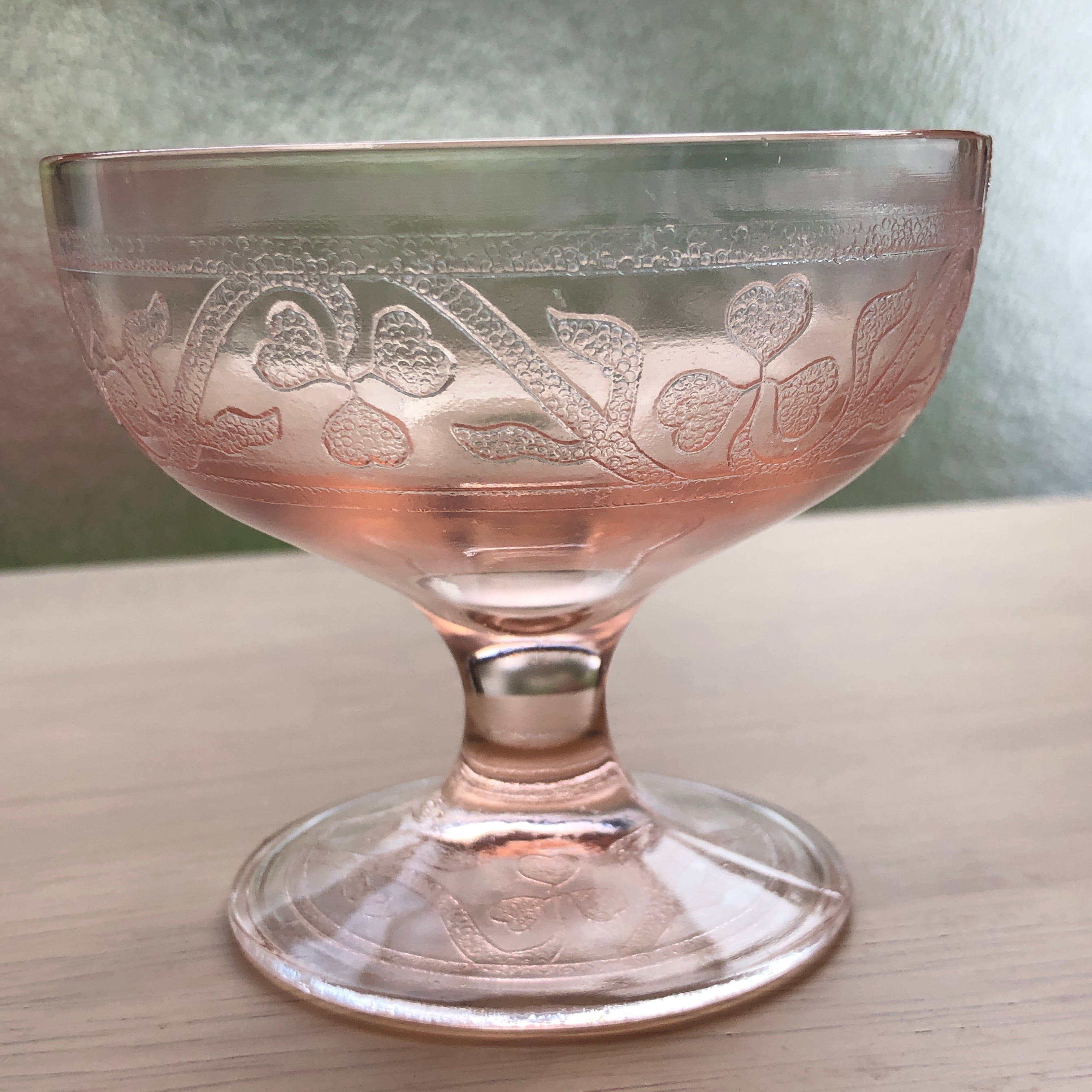 ディプレッショングラス　ヘーゼルアトラス クローバーの葉 ピンク シャーベットグラス | アンティーク ビンテージ雑貨　ゴー ビンテージ　Go  Vintage powered by BASE