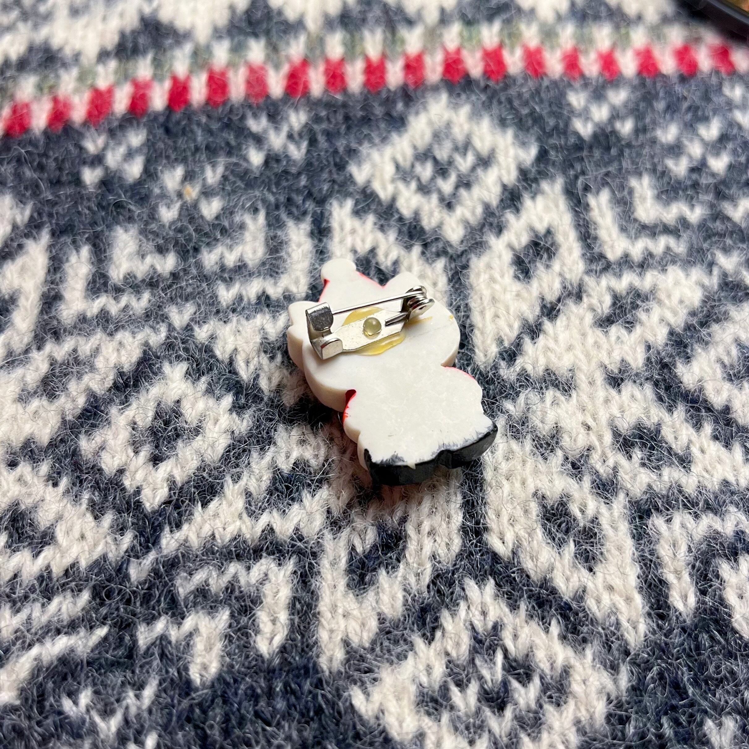 hello kitty santa mini brooch