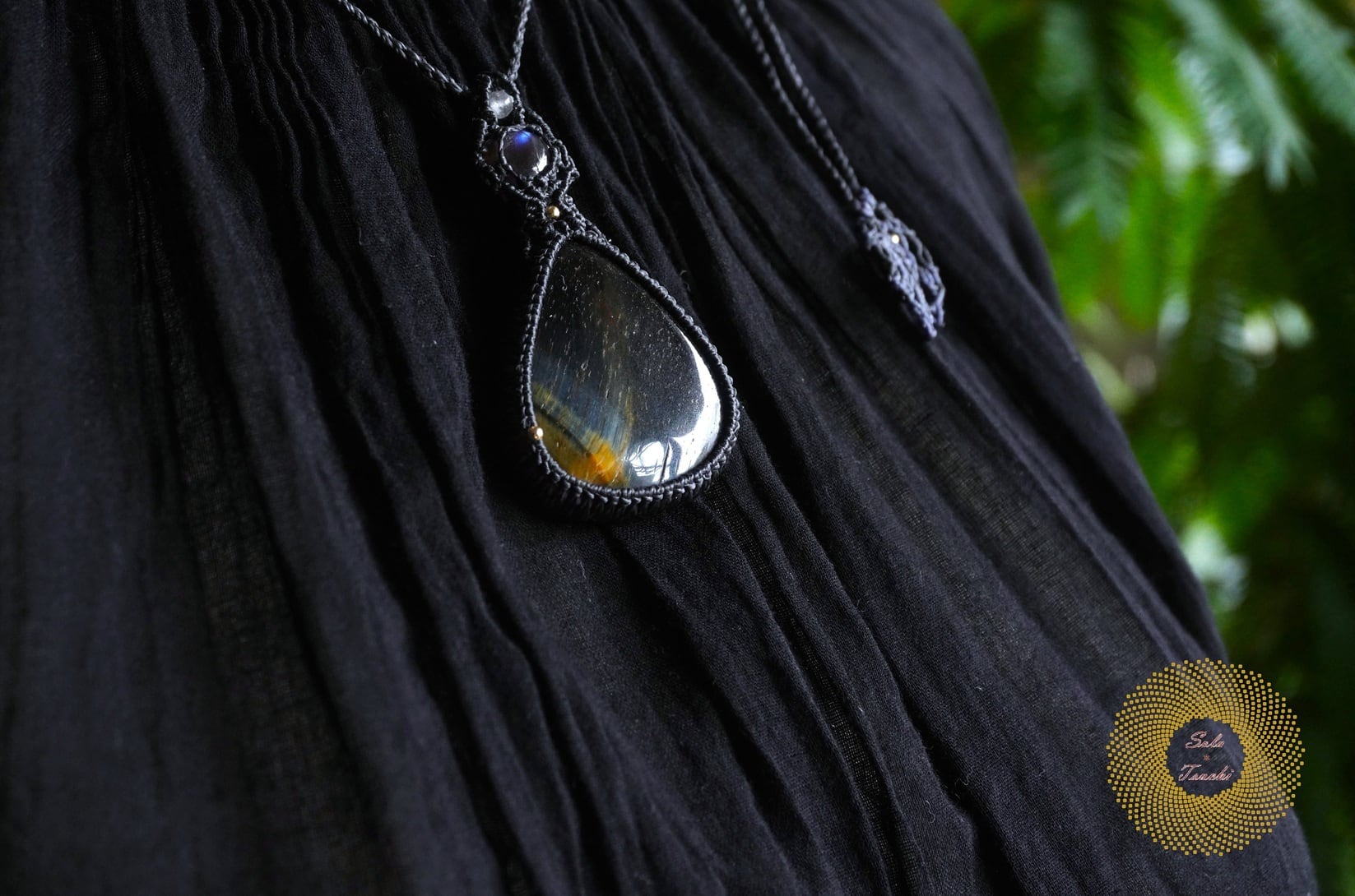 (ワックスコード)タイガーアイとラブラサンストーンのマクラメ編みペンダント 〜Golden Dragon〜