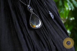 (ワックスコード)タイガーアイとラブラサンストーンのマクラメ編みペンダント 〜Golden Dragon〜