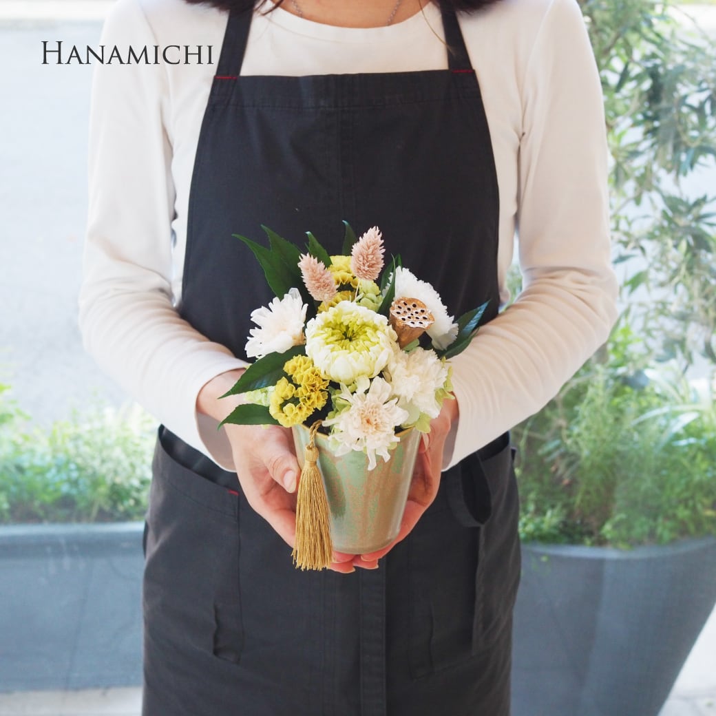 タッセル付き お供えアレンジメントフラワー | フラワーギフト