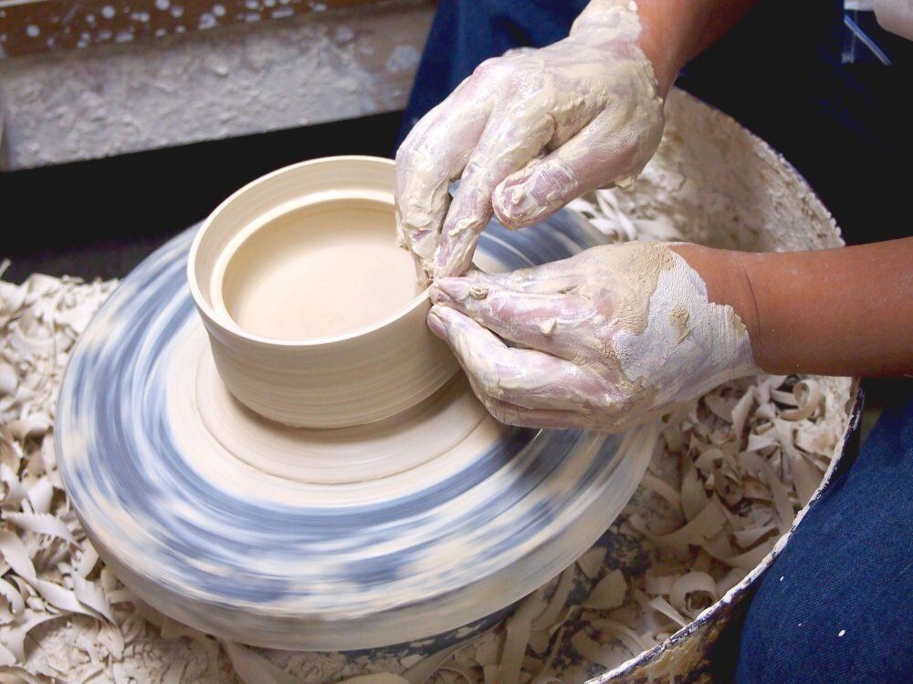 愛媛県から 砥部焼の こぼしにくい器｜0歳からの伝統ブランド和える