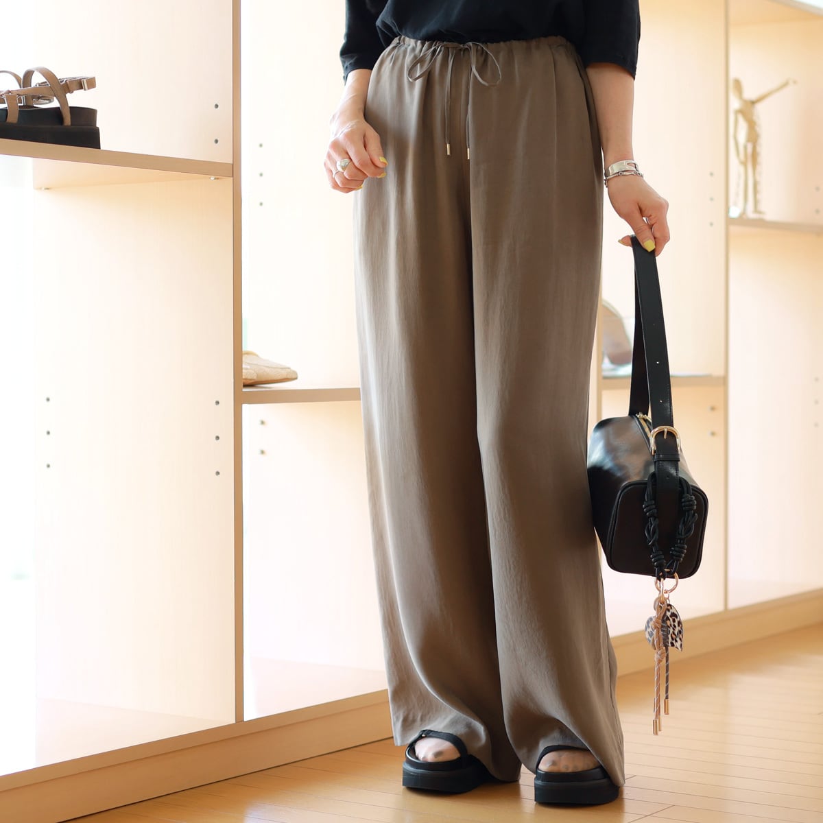 PASSIONE (パシオーネ) エアリーダルサテン イージーワイドパンツ