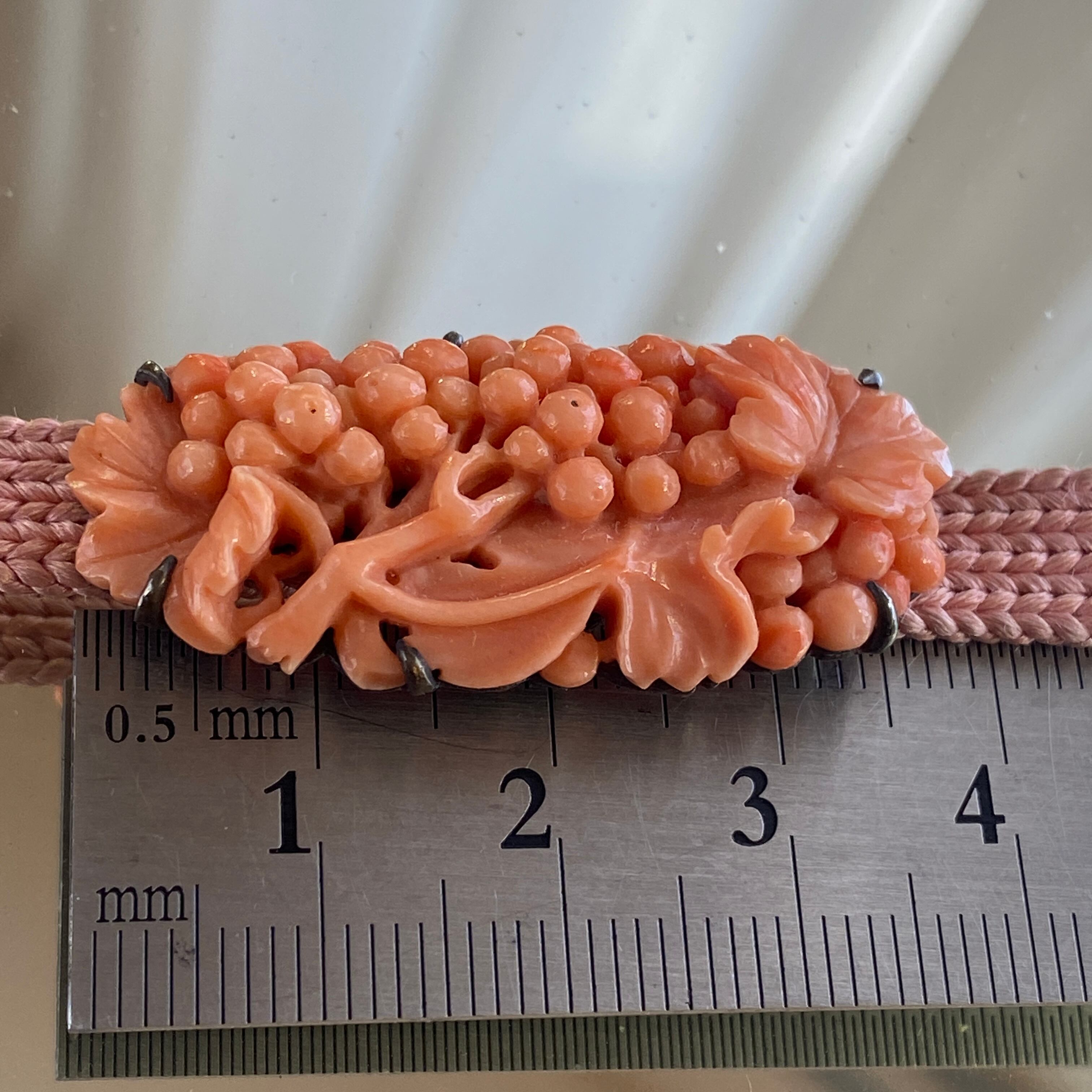 アンティーク　本珊瑚　可憐な葡萄の実の帯留め（時代紐付き）