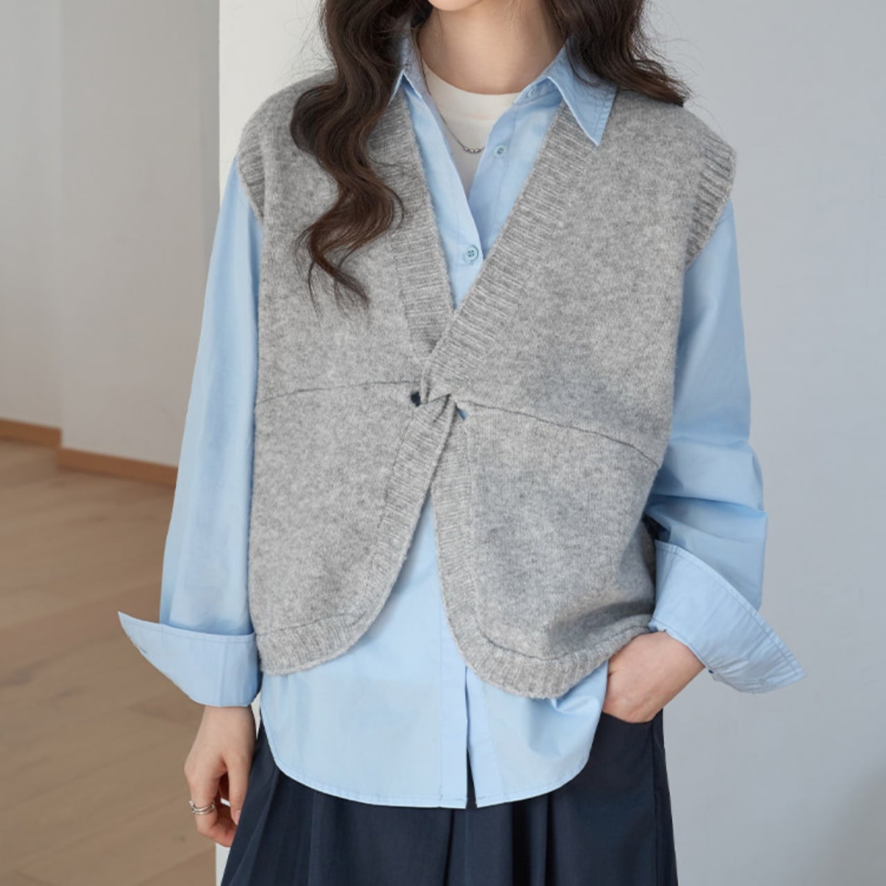 フロントツイストVネッククロップドニットベスト A02014