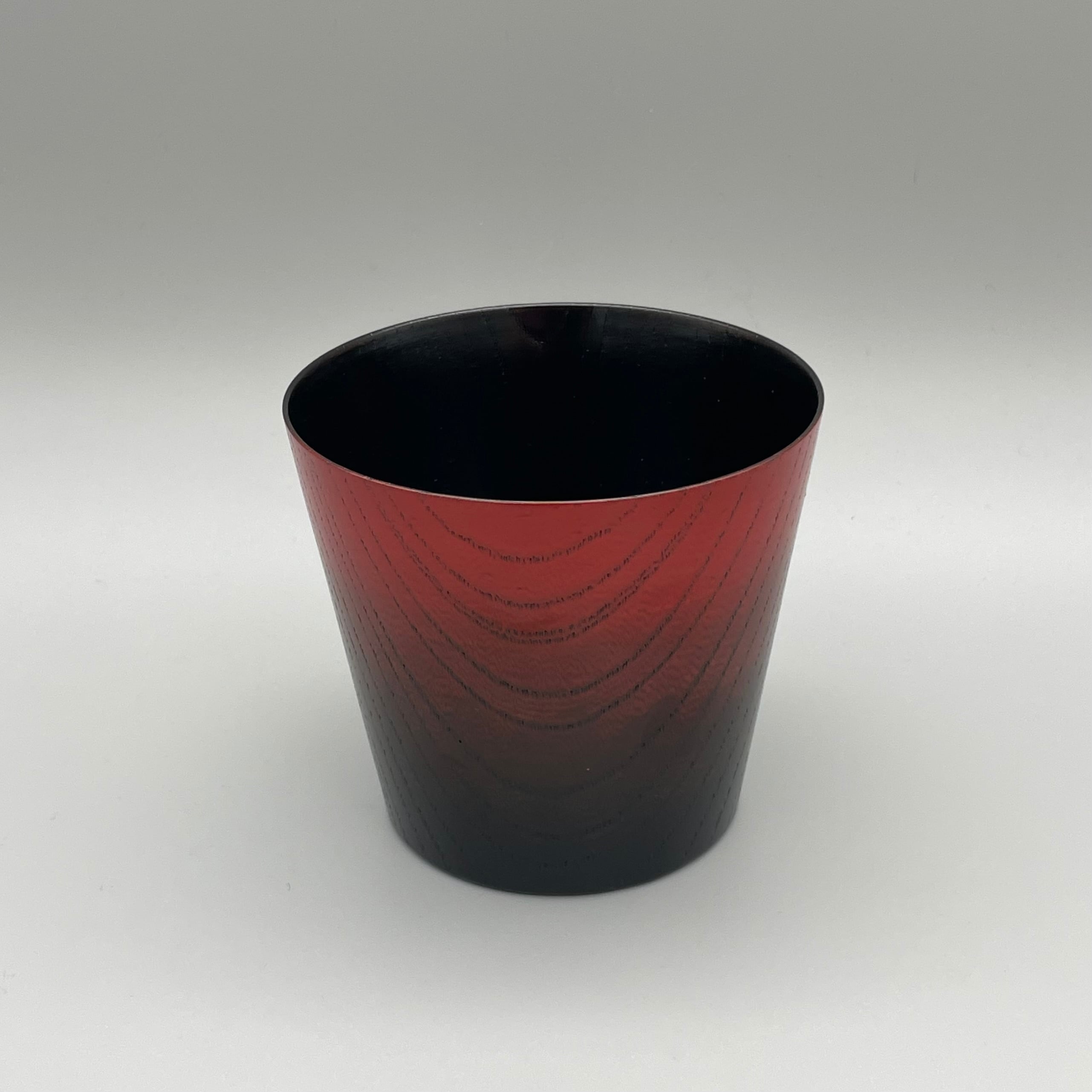 欅造拭き漆ぼかし塗りカップ-赤黒 - Zelkova Wood Cup with Wiped Lacquer and Gradient Finish—Red and Black