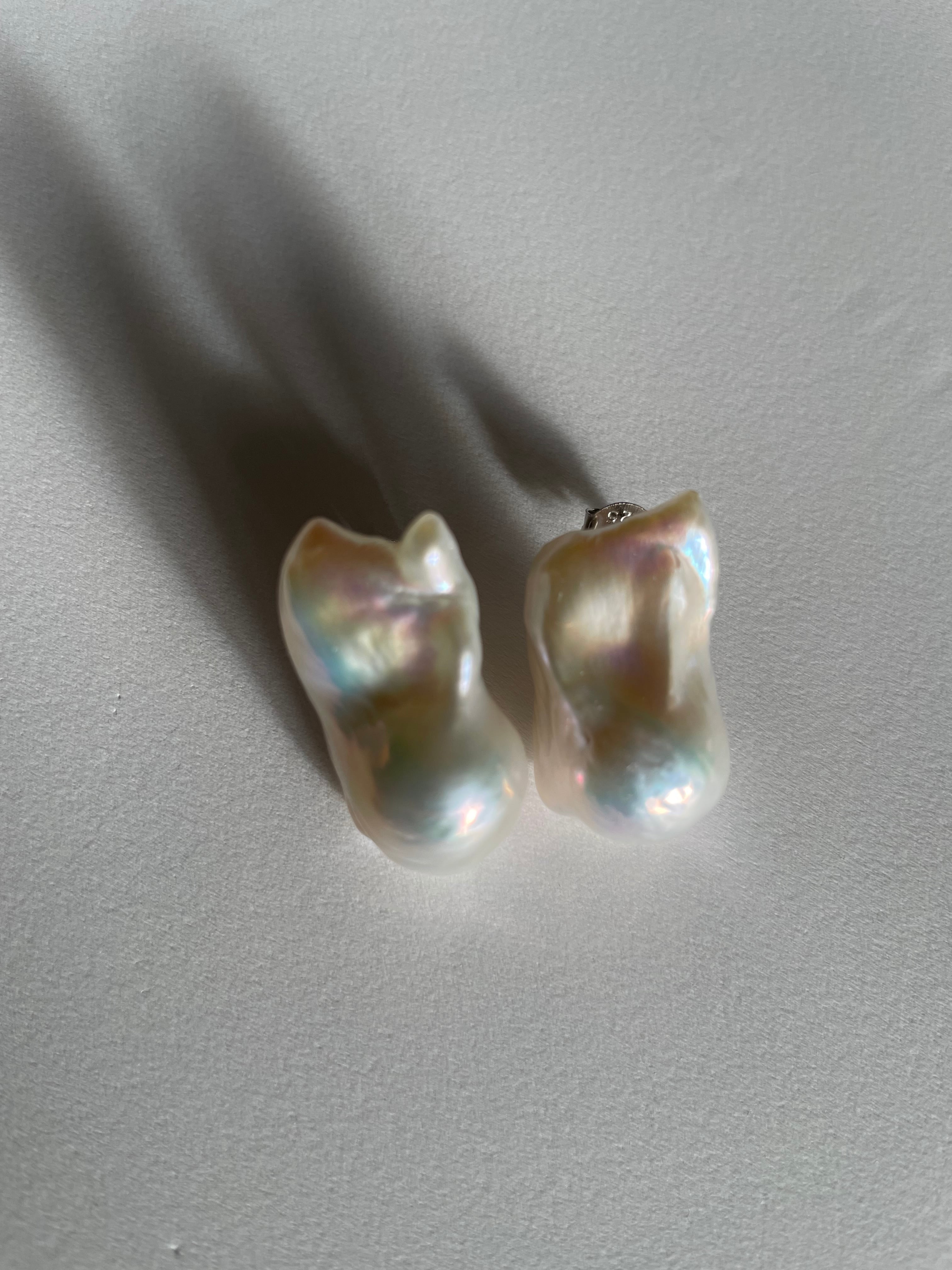 大ぶりバロックパールのピアス