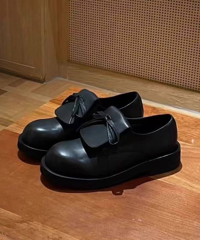 ラウンドトゥフラップローファー Q0428