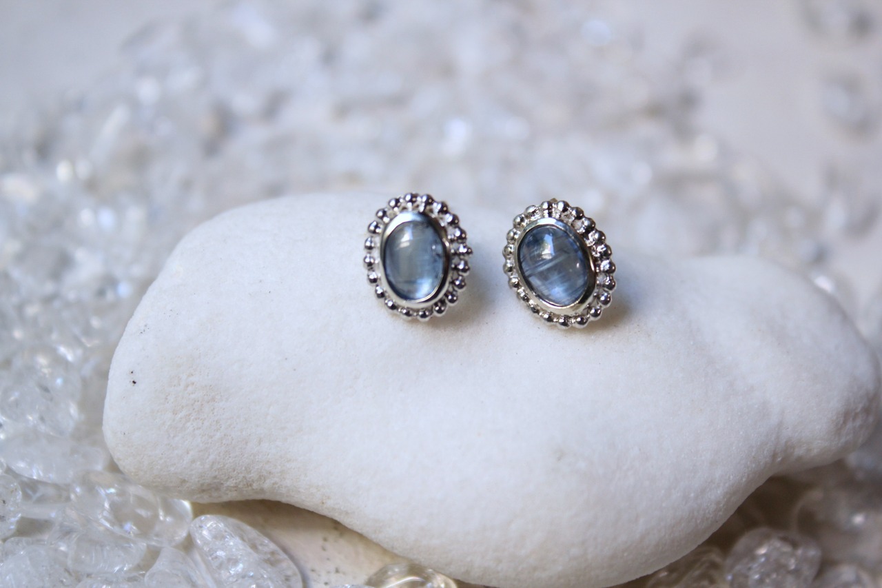 カイヤナイトの一粒ピアス