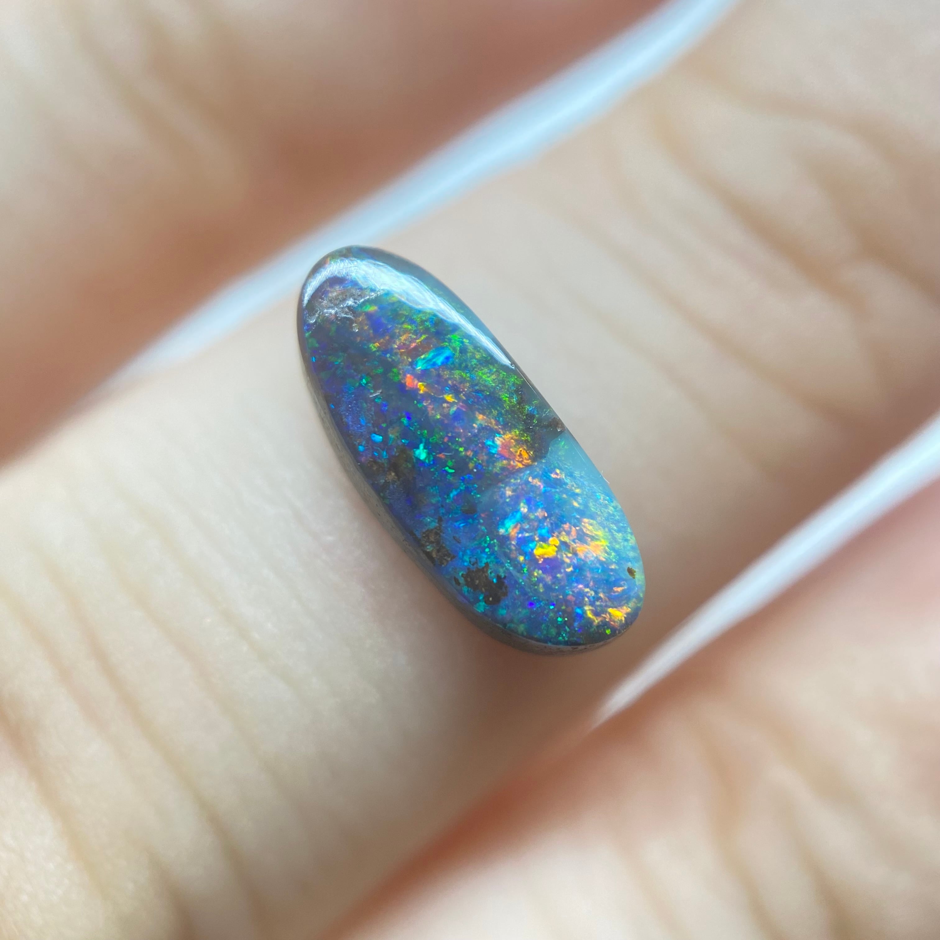 3つの表情をもつボルダーオパール