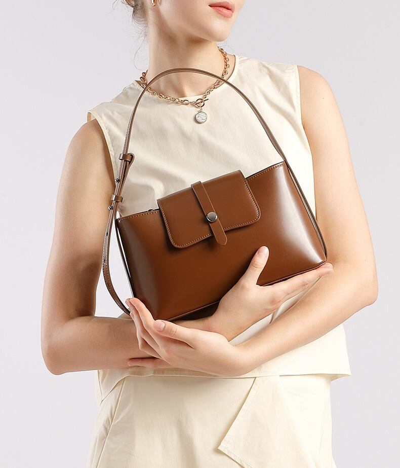 光沢感の肩掛けバッグ|レトロシックなショルダーバッグ|コンパクト