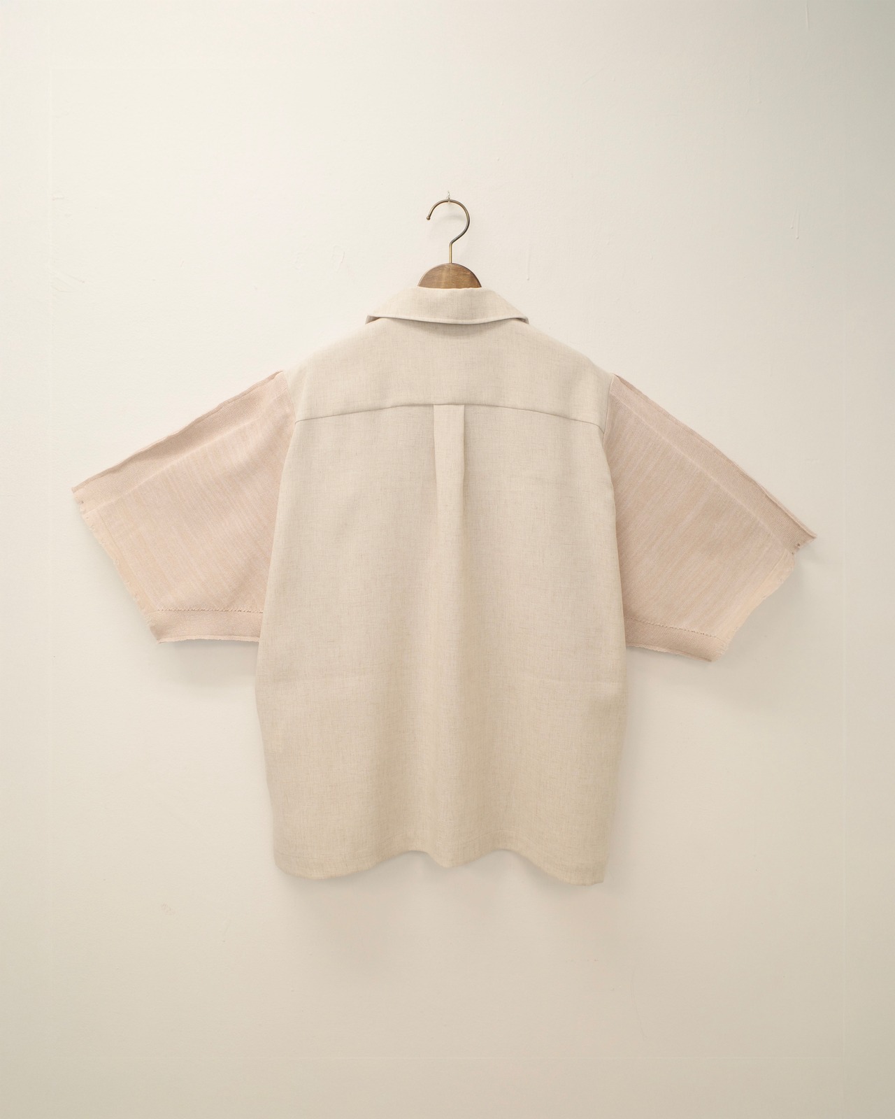 i’m here - Knit Short Sleeve Docking Shirts ：Beige｜オープンカラー／ニット袖ドッキング／袖口ダメージ