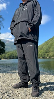 WOVEN TRAINING PANTS