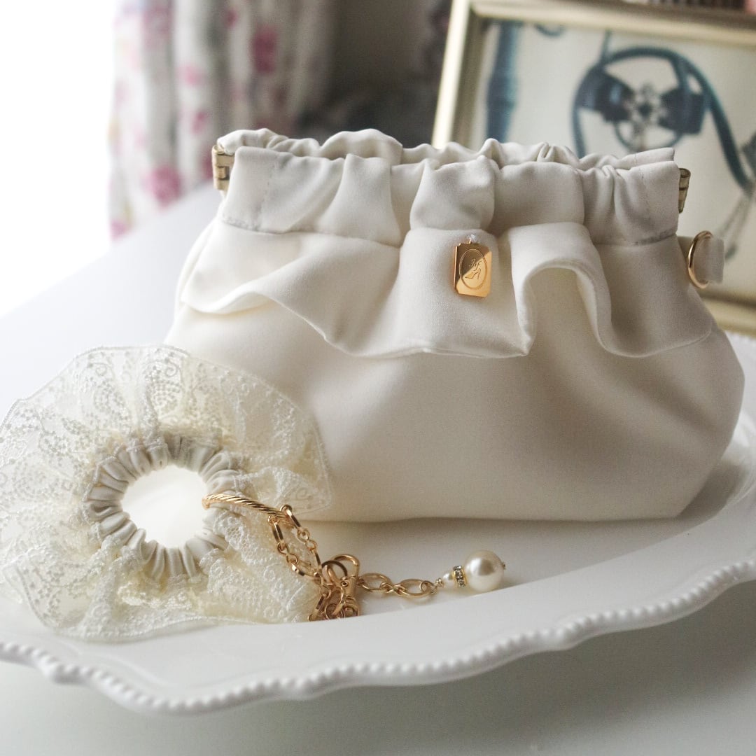 Éclat Pouch & Chouchou Charm Set（エクラ ポーチ＆シュシュチャームセット）Écru Douceur（エクリュ・ドゥスール）