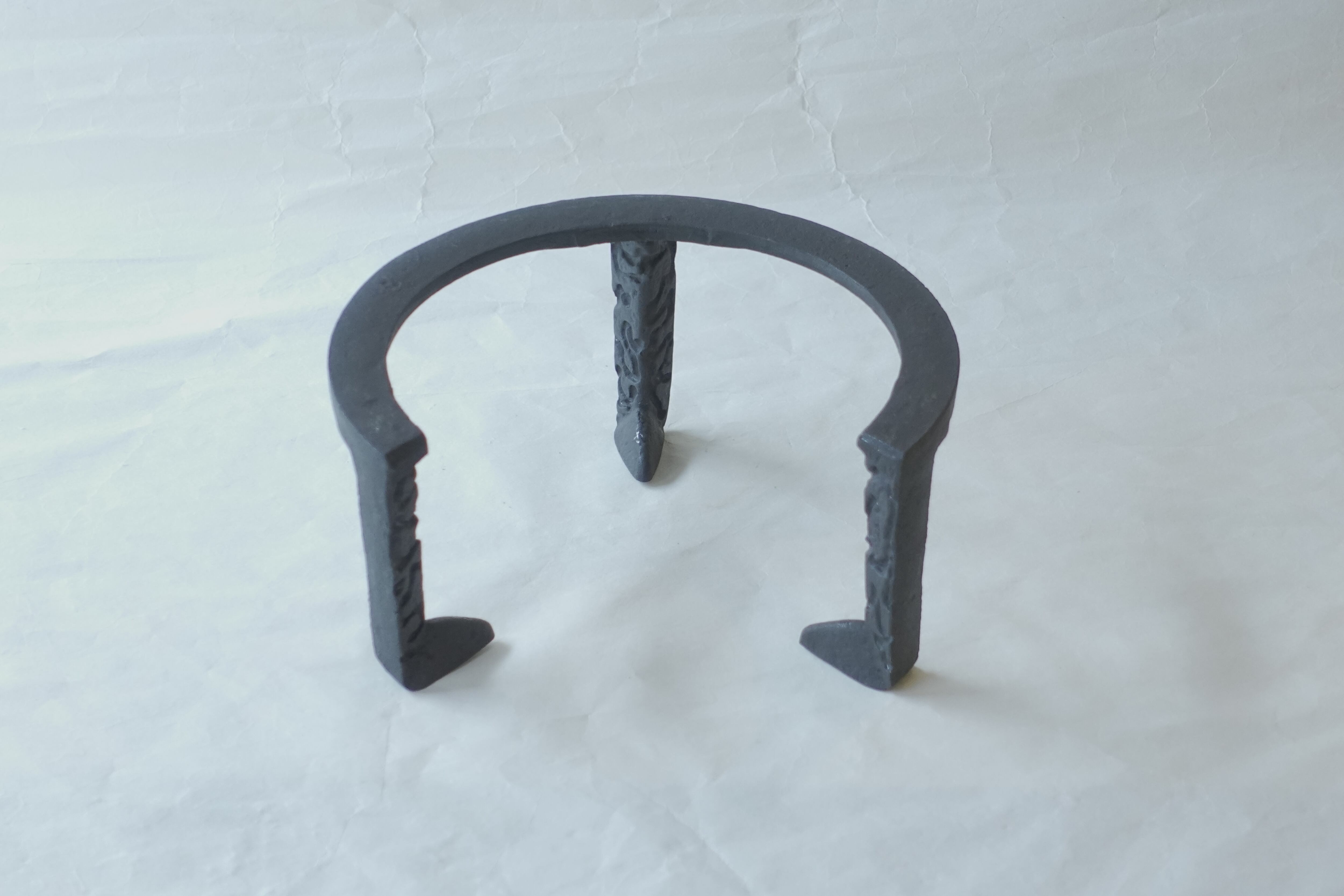 鉄鋳物　(虫喰い)五徳　風炉用　茶道具 🌿 オンラインショップより 商品のご紹介 茶道具 虫喰い 鉄 五徳 炉用