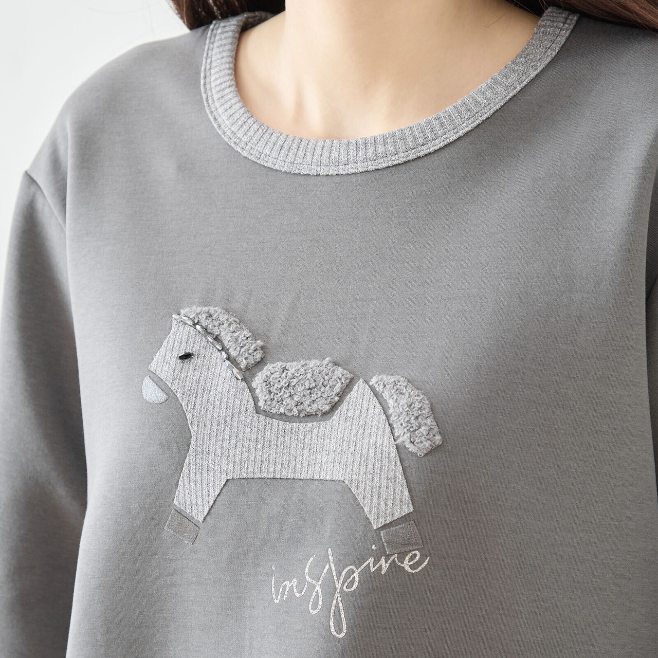 【SALE 30%OFF 4/13 10:00まで】TRUBE ポニーモチーフ ラメ入り布アートイラスト ロングTシャツ【M~L】チャコールグレー
