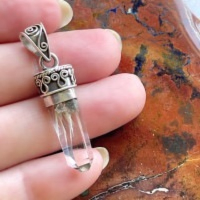 【超美石】ガネッシュヒマール産　ガーデンクォーツ　ポイント　ペンダント（トレモライト入り）（チェーンつき）　5913