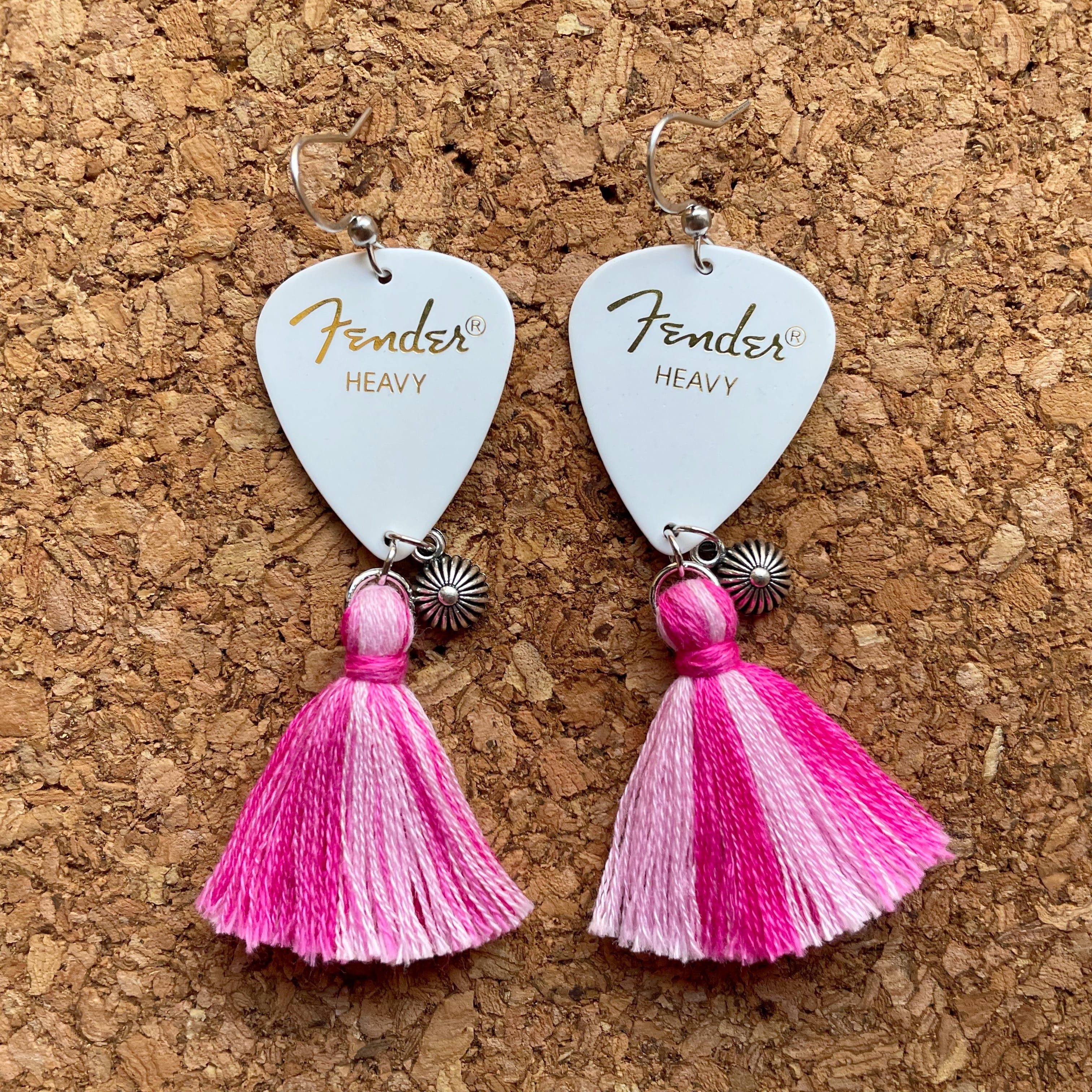 Fenderピック タッセルフックピアス White ホワイト ピンク | QUESERA