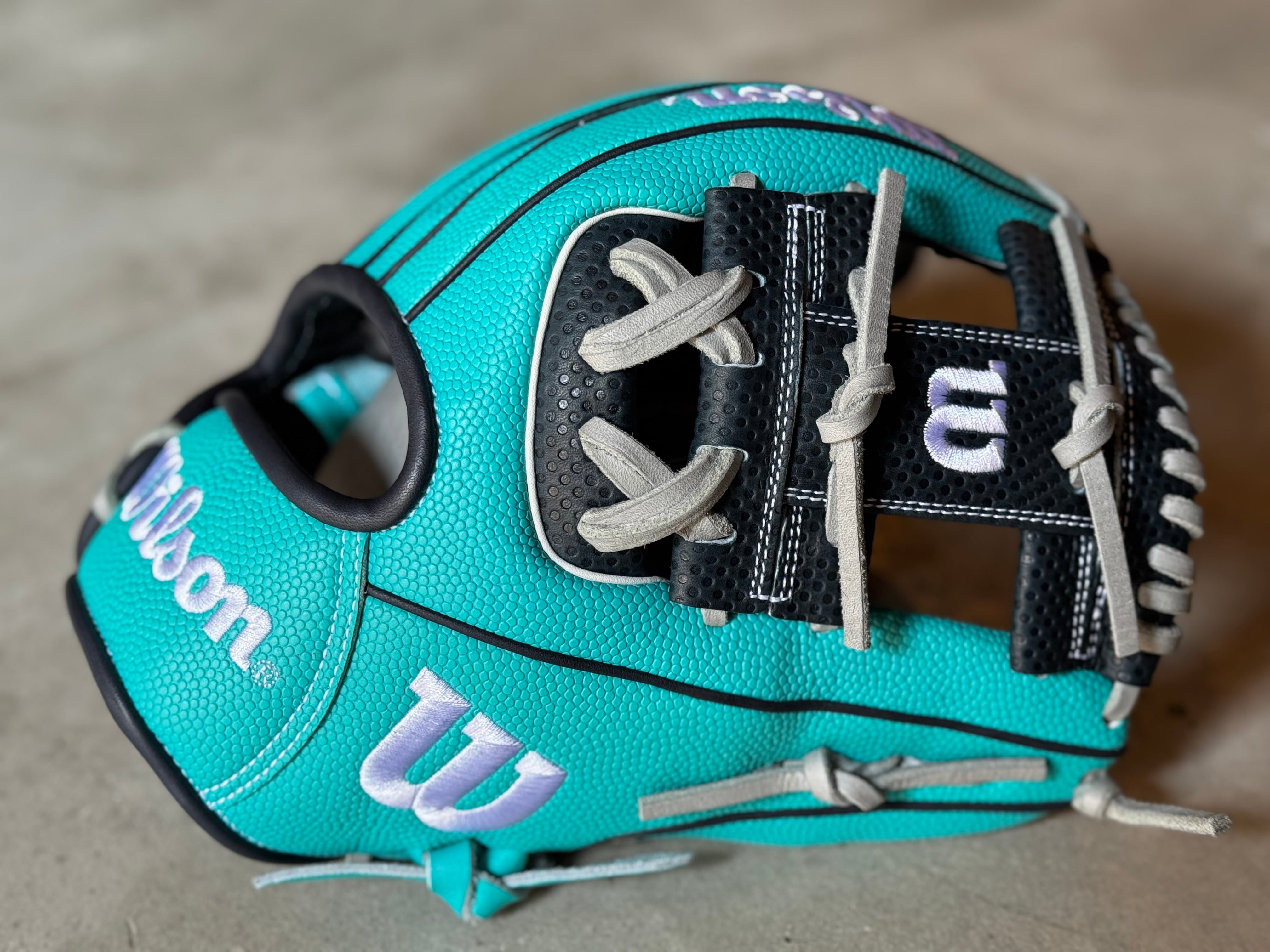 2025年限定モデル The Wannabe Hero DUAL 86型【Wilson】軟式用グラブ
