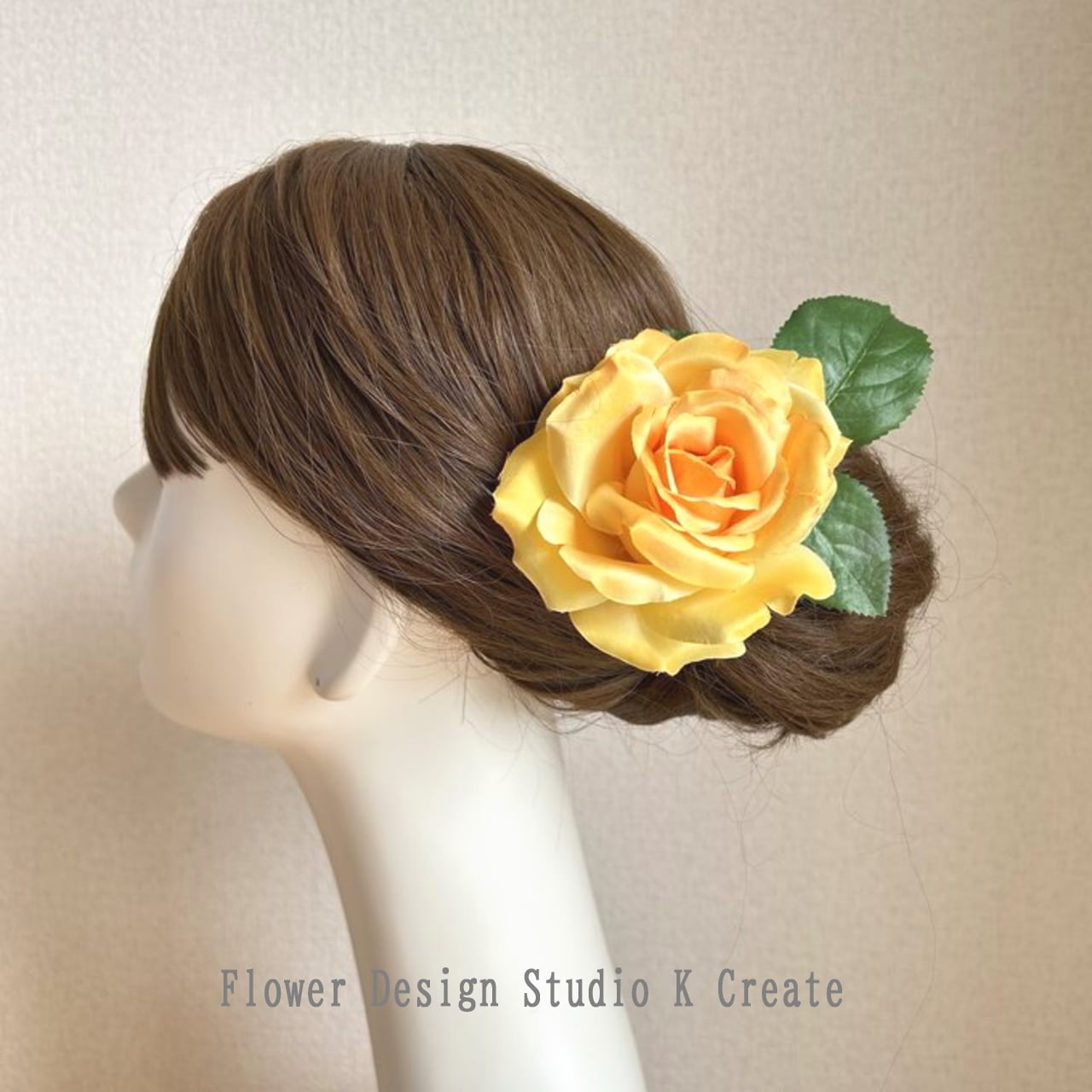 黄色い薔薇と葉っぱの髪飾り 花径110mm 袴 着物 ドレス フラメンコ フローレス 髪飾り 黄色 イエロー 山吹色 バラ 薔薇 ヘアアクセサリー