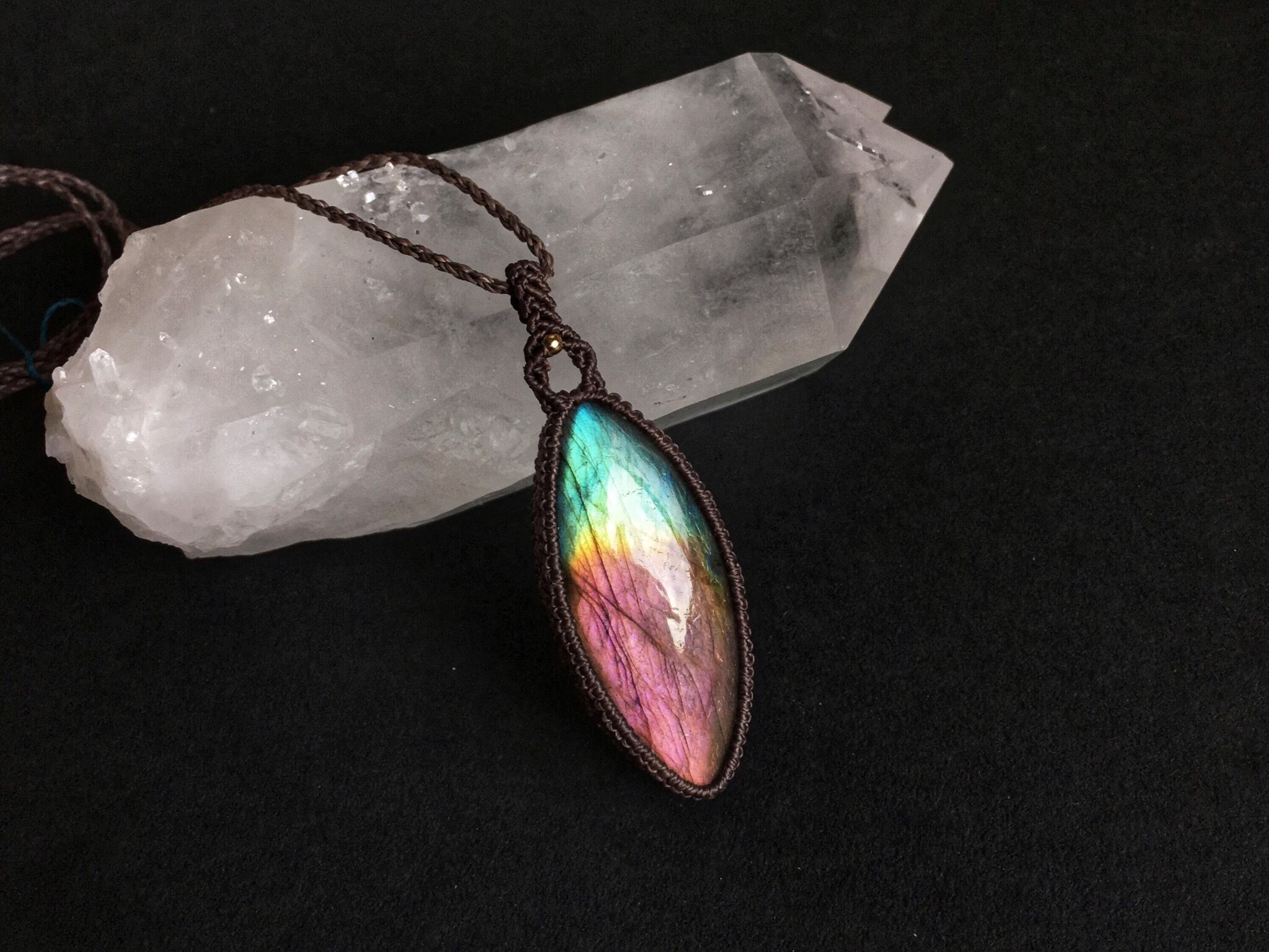 スペクトロライト macramé necklace