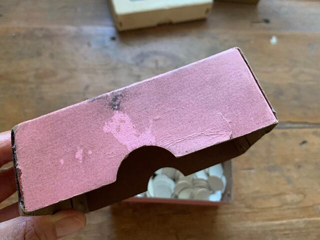 フランス語文字が入った可愛い紙の箱(赤)