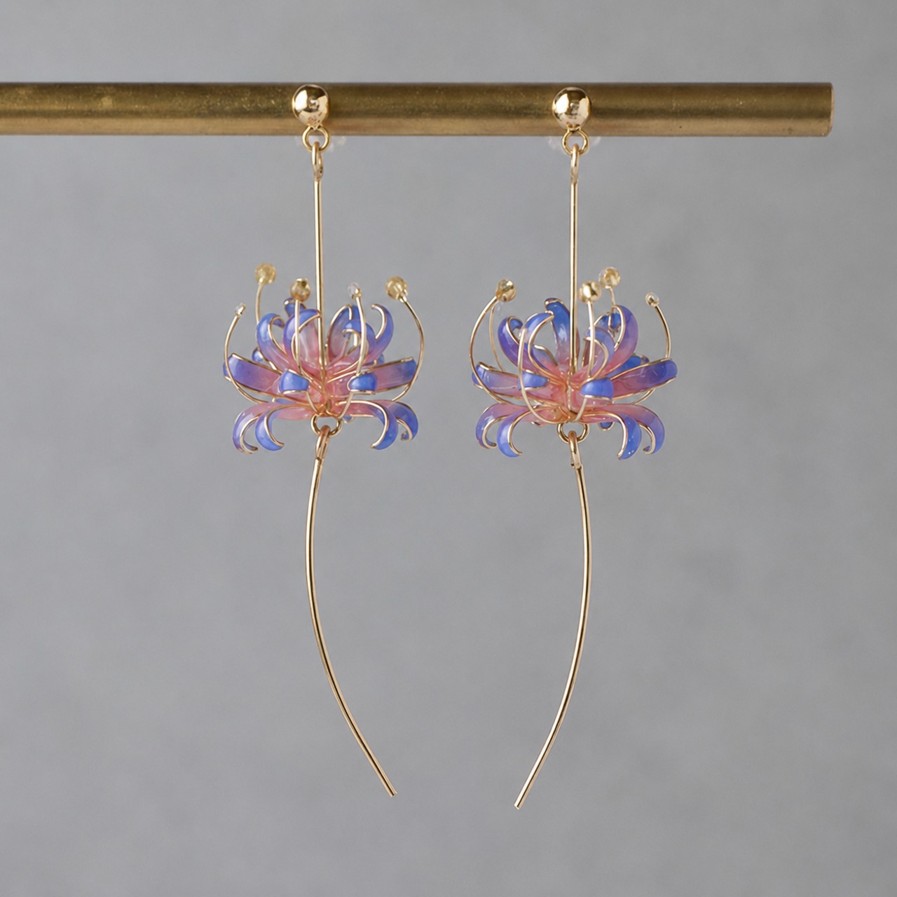 夕暮れの夏水仙 | Resurrection Lily Dangle Earrings