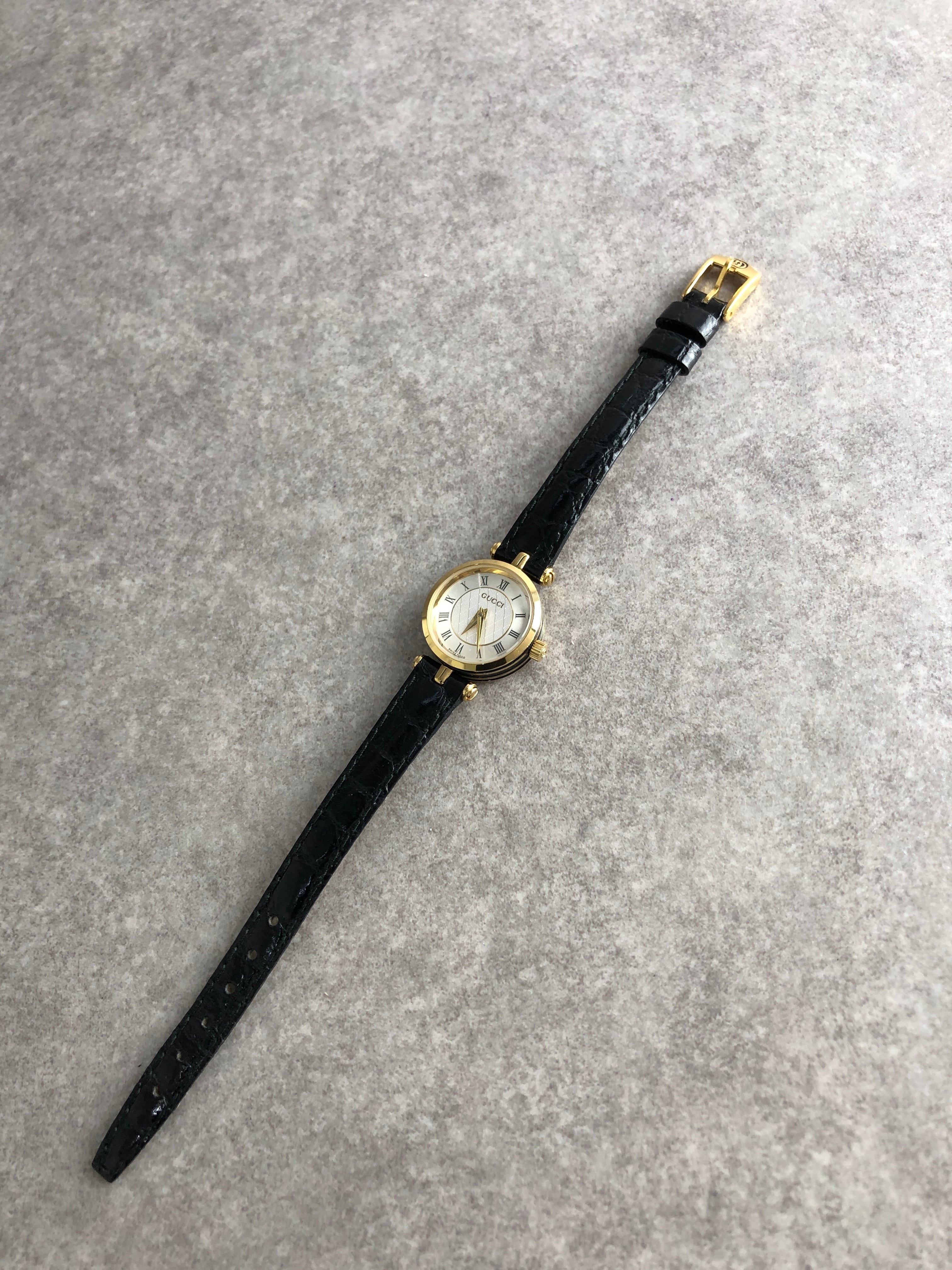 GUCCI グッチ 腕時計 ゴールド ブラック ラウンドフェイス レザー
